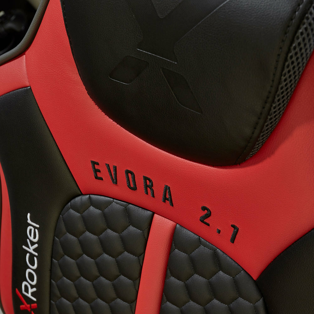 Nahaufnahme eines roten und schwarzen Gaming-Stuhls mit dem Logo und den Worten "EVORA 2.1 X Rocker".