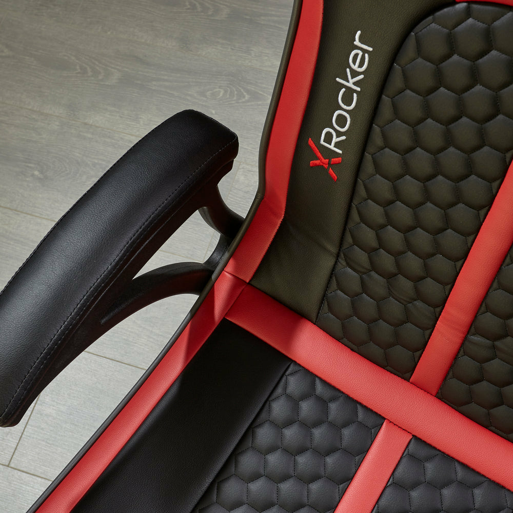 Ein schwarzer und roter Gaming-Stuhl mit Hexagon-Steppung und Armlehne.