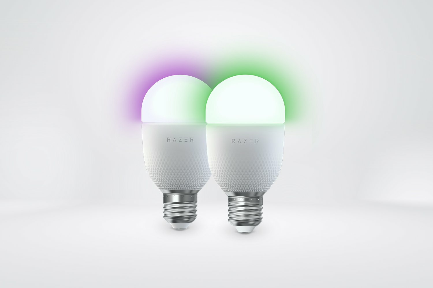 Due lampadine bianche Razer brillano di luce verde e viola.