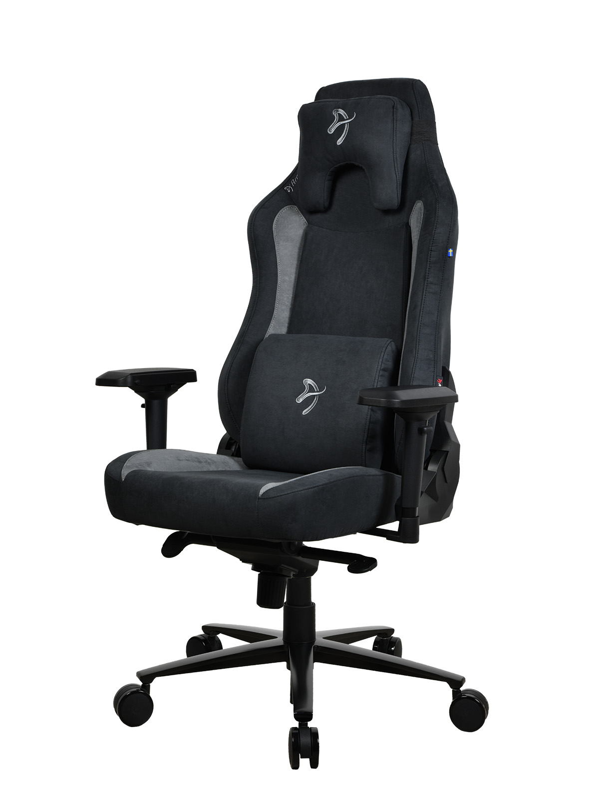 Ein schwarzer Gaming-Stuhl mit Kopfstütze und Lendenkissen, auf Rollen.
