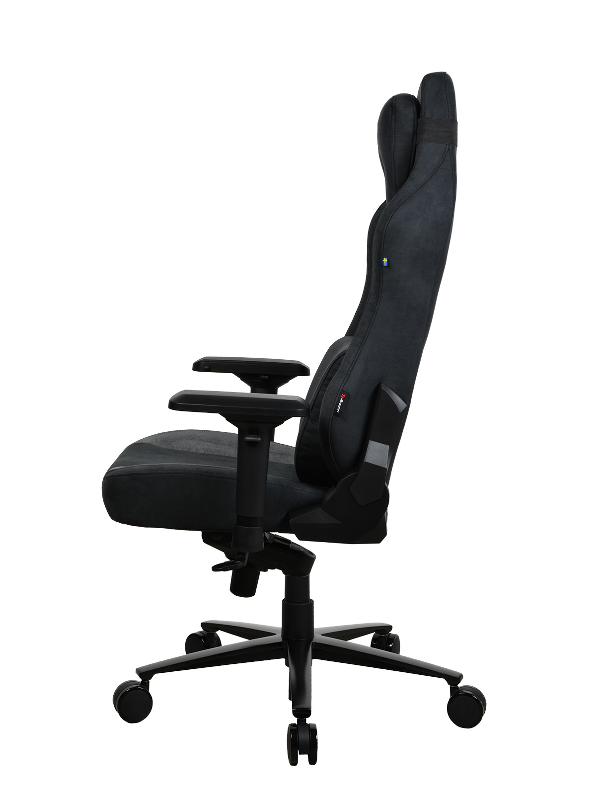 Ein schwarzer Gaming-Stuhl mit Armlehnen, verstellbarer Rückenlehne und Rollen.
