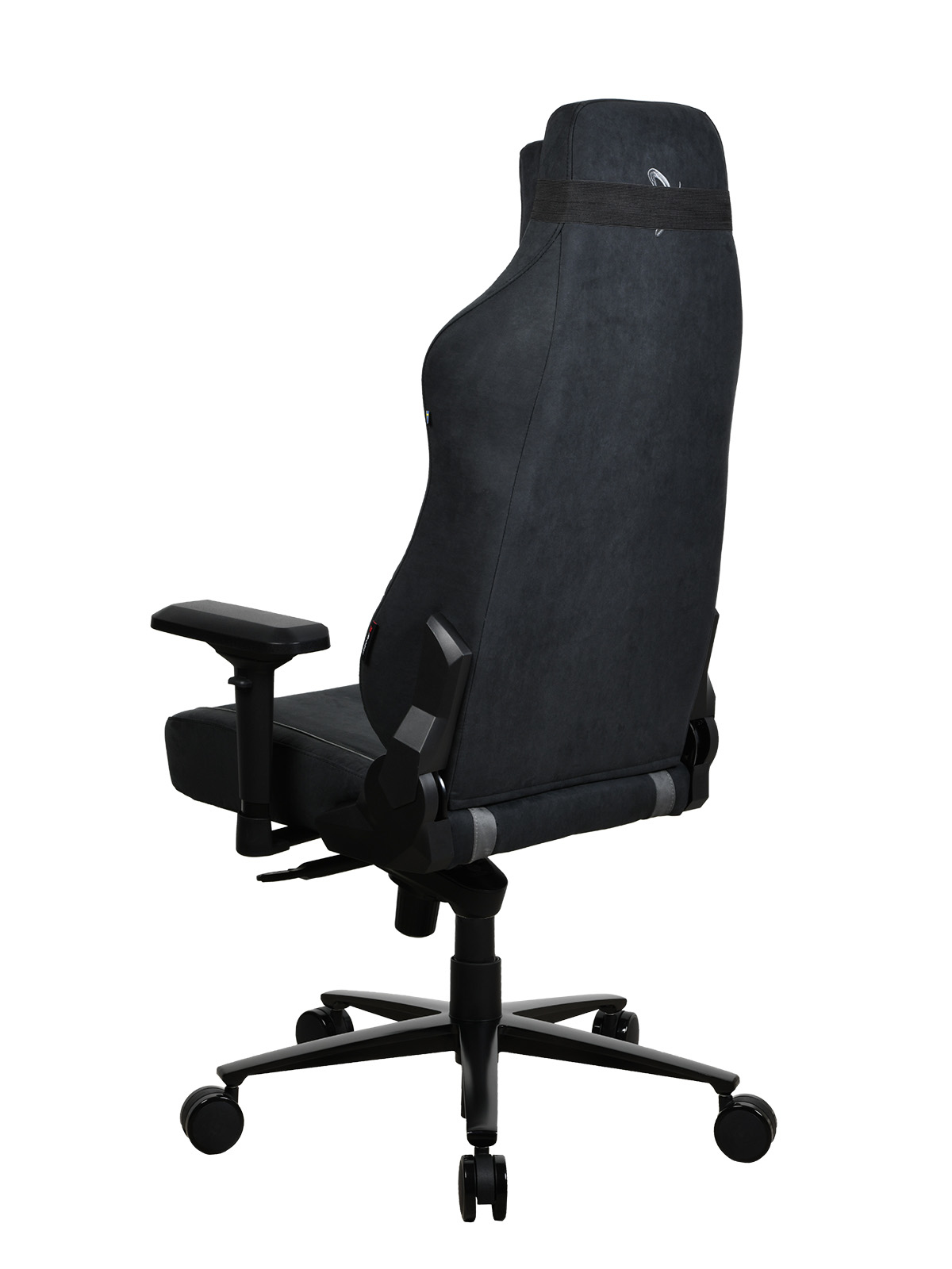 Ein schwarzer Gaming-Stuhl mit Armlehnen und Rädern, von der Seite gesehen.