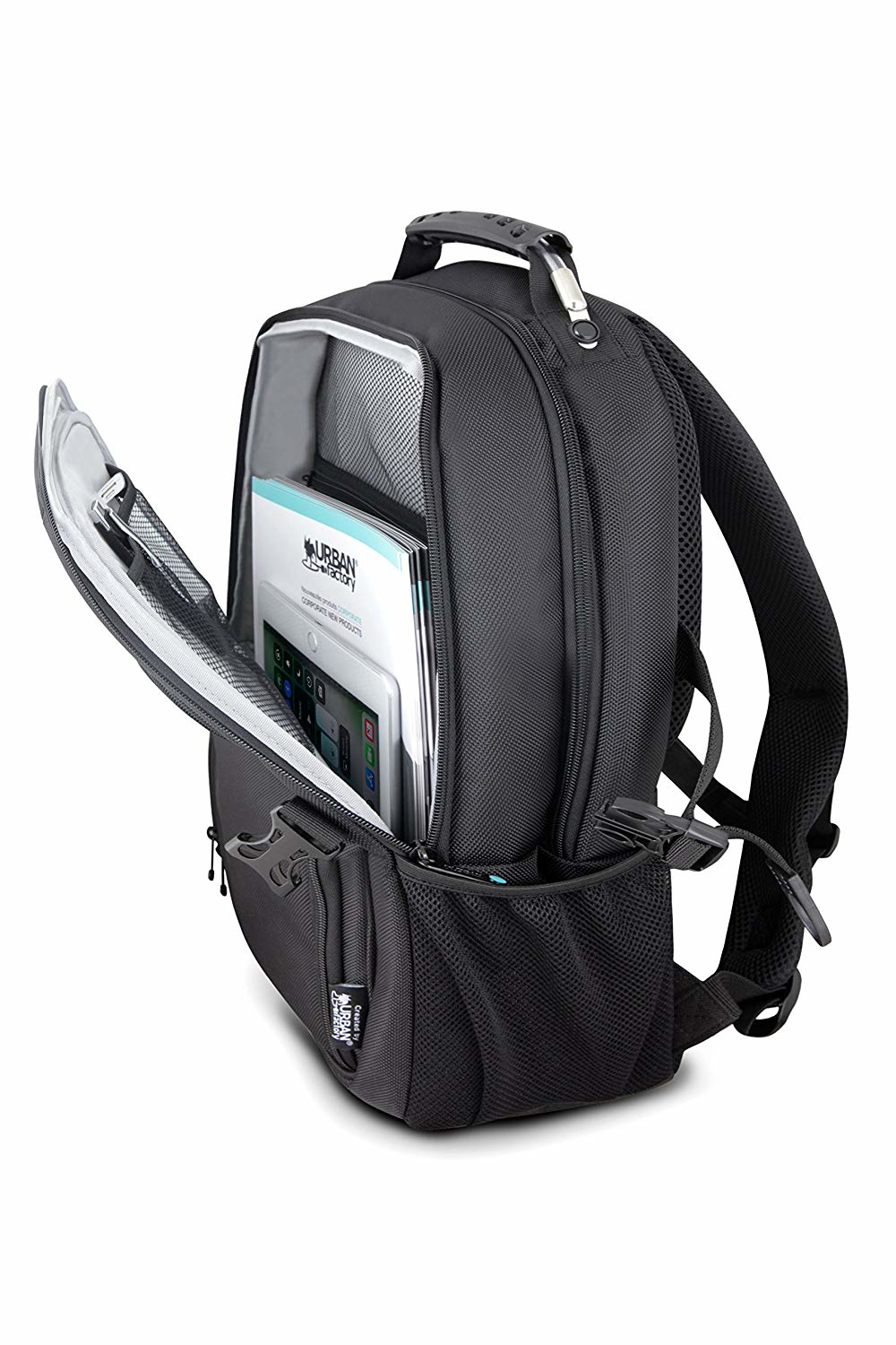 Ein schwarzer Rucksack mit offenem Fach, Tablet und Broschüre.