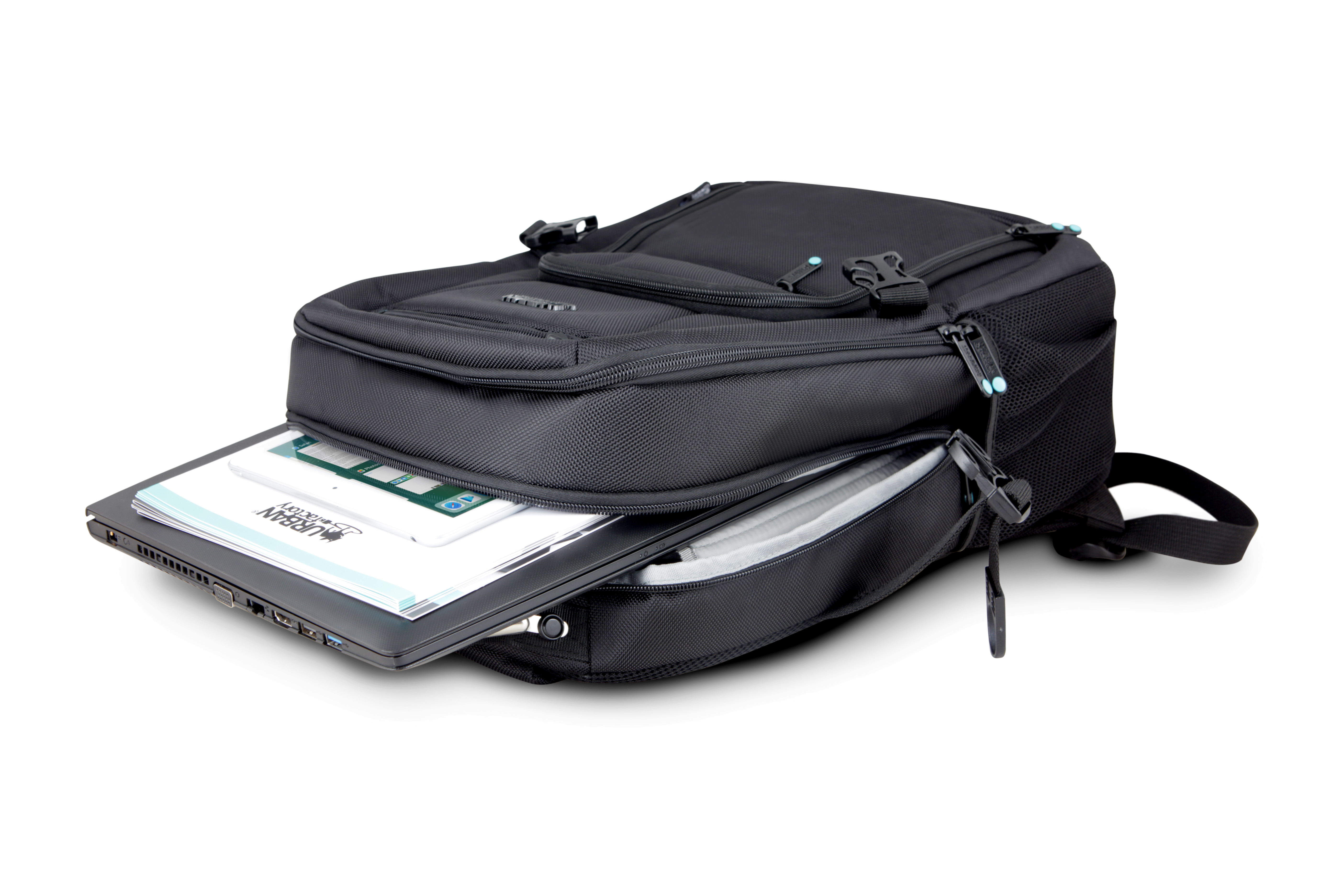 Schwarzer Rucksack mit halb geöffnetem Fach, Laptop und Dokumenten darin.