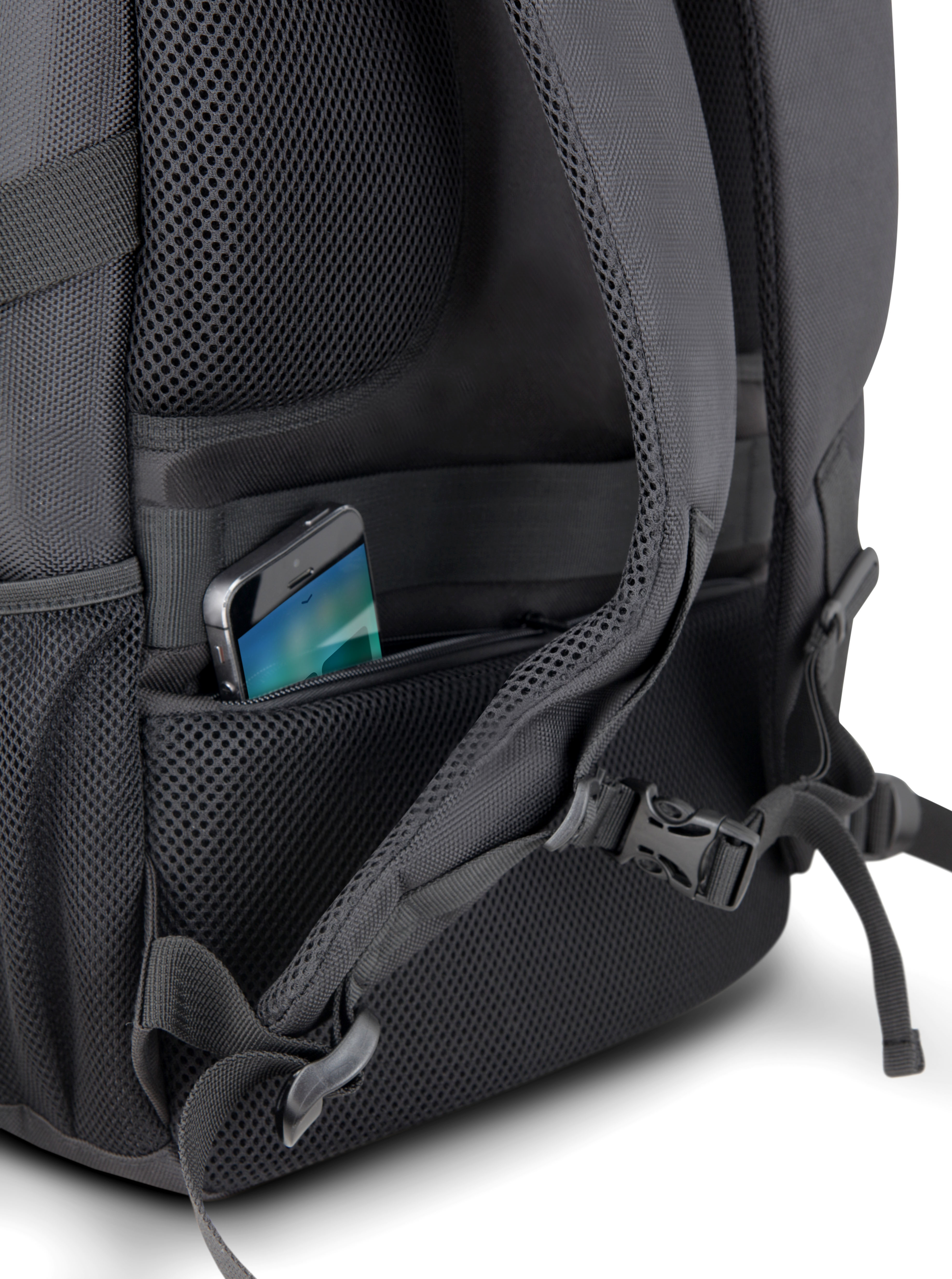 Ein Smartphone steckt in einer dunklen Netzseitentasche eines Rucksacks.