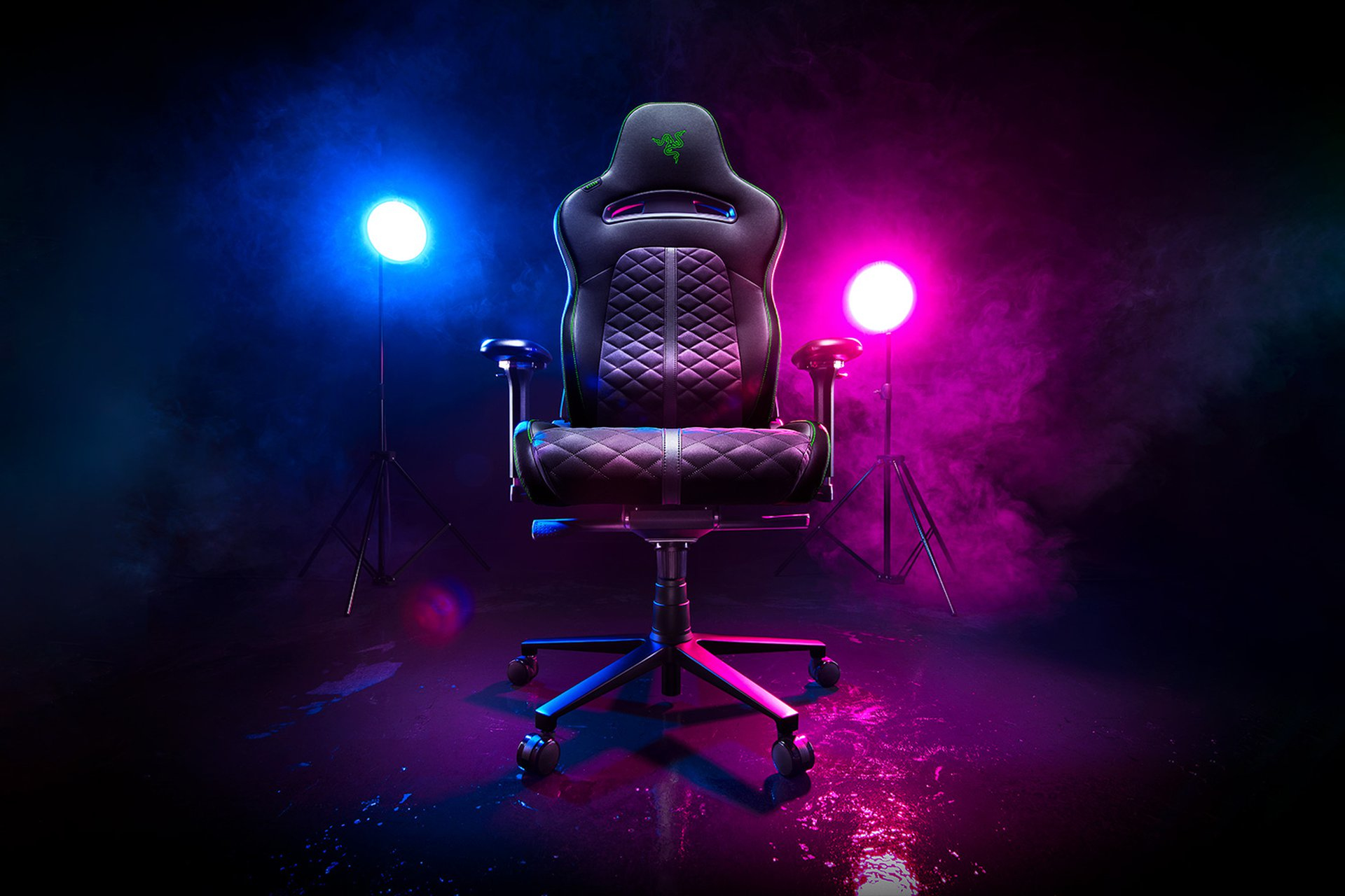 Ein schwarzer Gaming-Stuhl mit Razer-Logo, beleuchtet von blauen und pinken Lichtern.