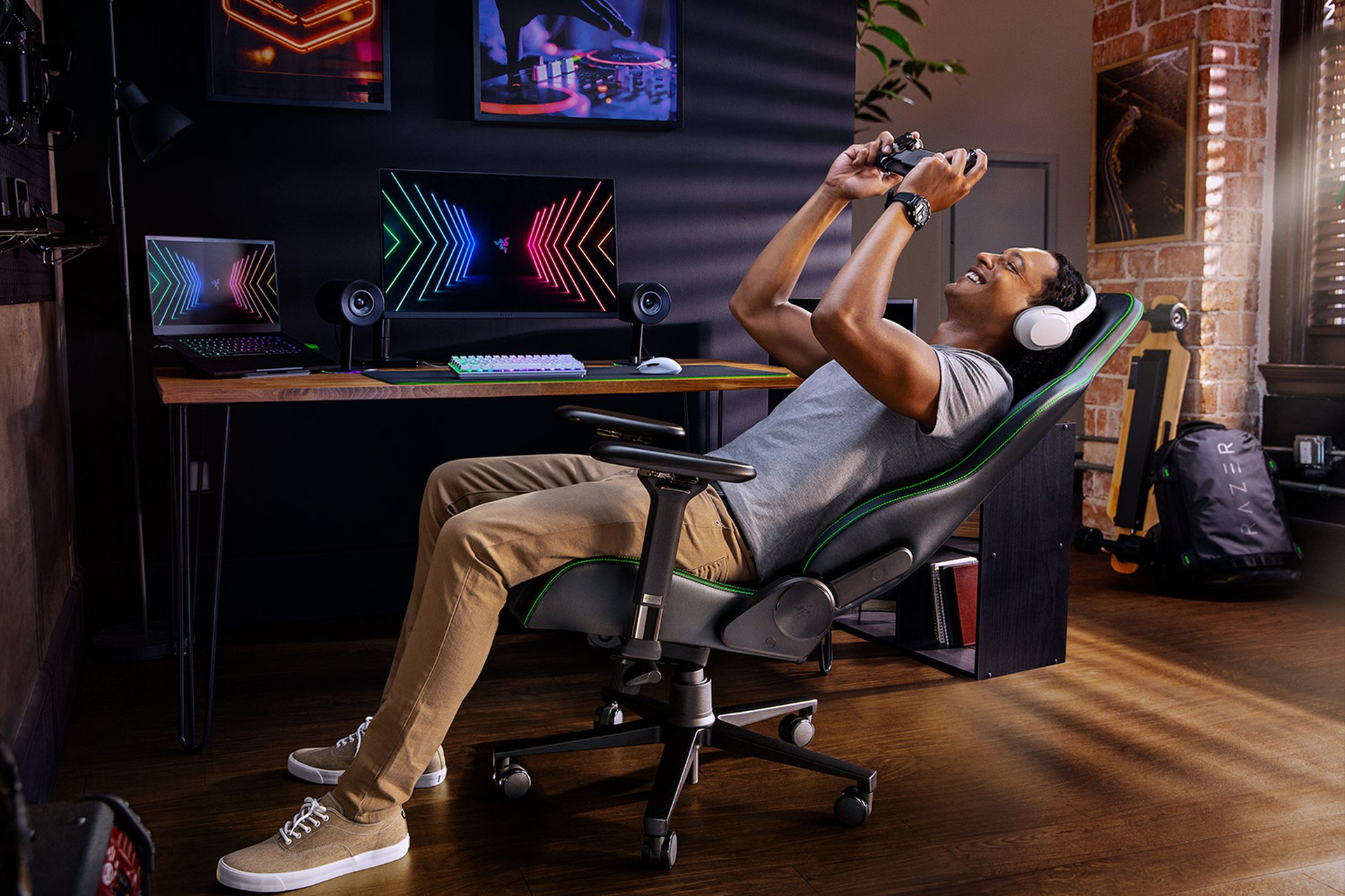 Ein Mann mit Kopfhörern spielt mit einem Controller in einem Gaming-Zimmer.
