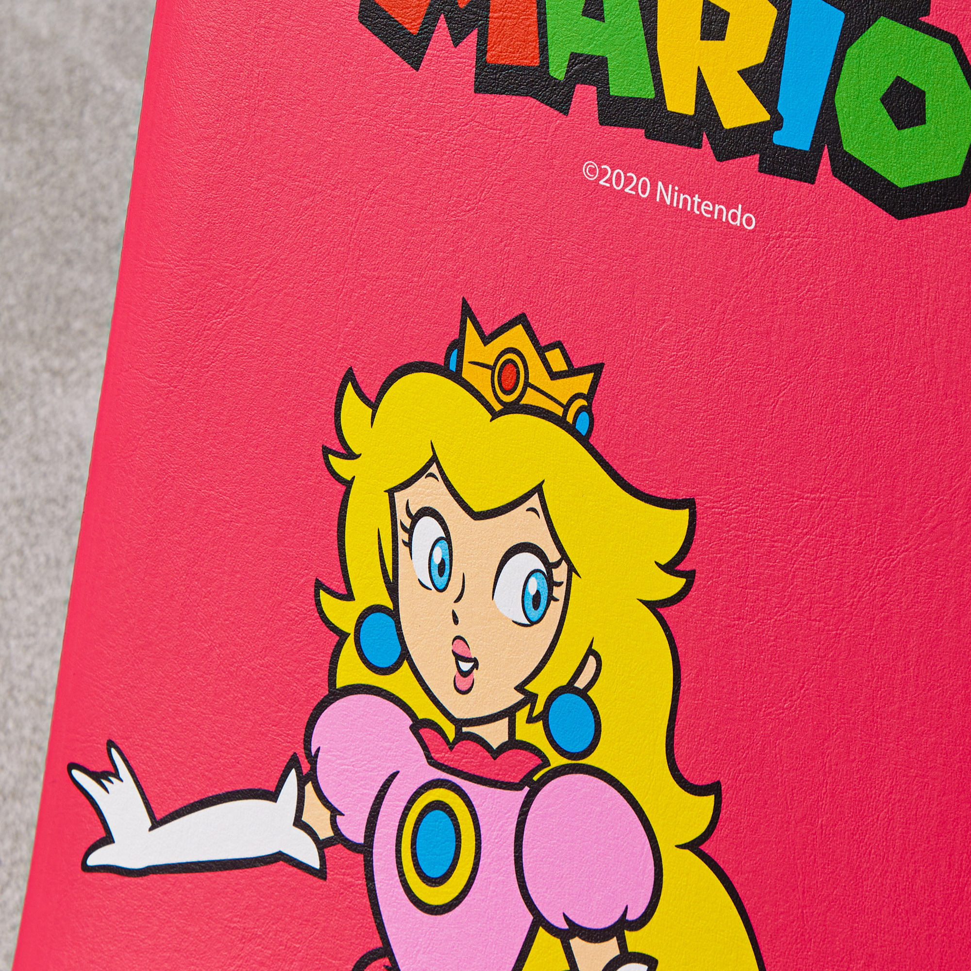Prinses Peach op een roze achtergrond met Mario-opschrift en copyright.