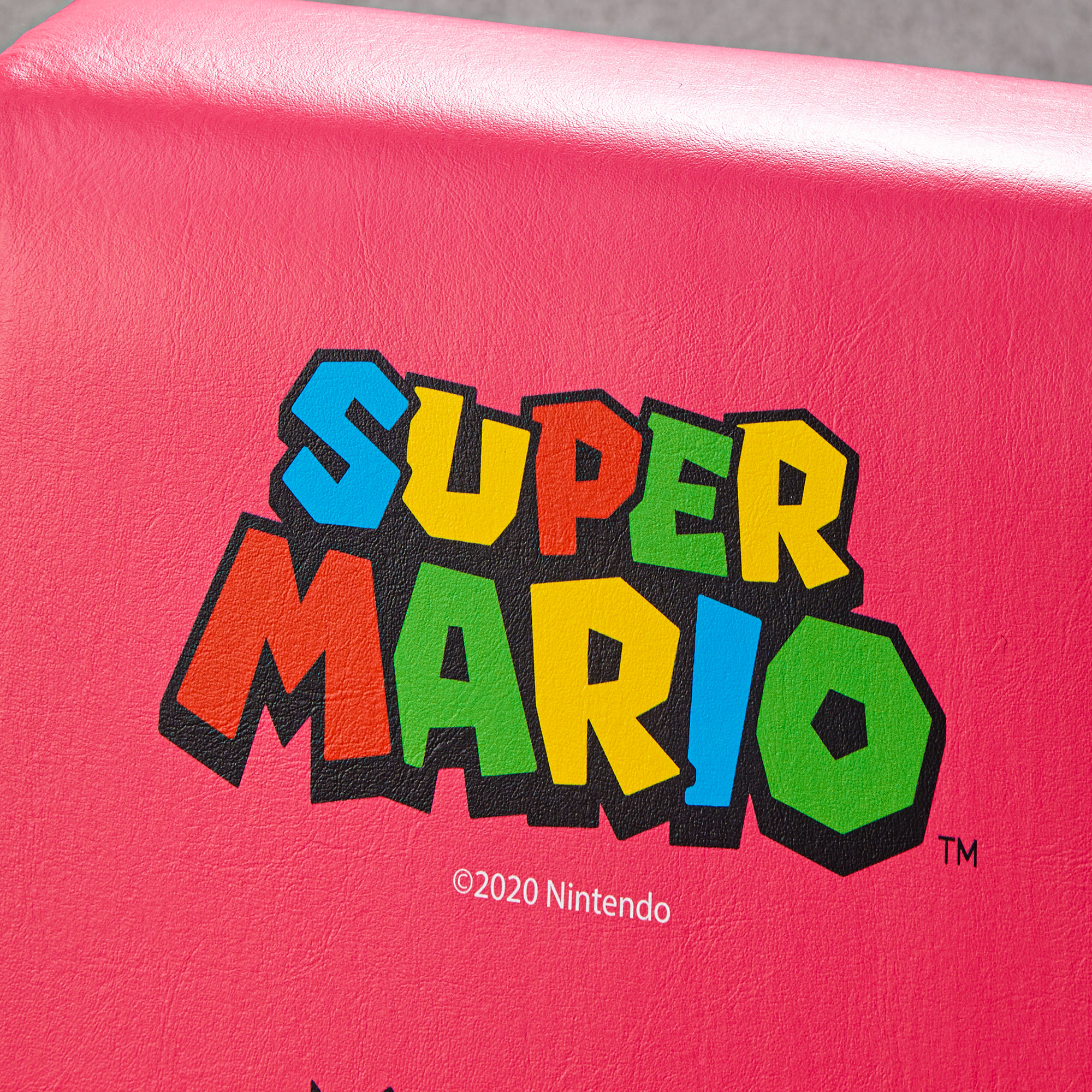 Super Mario-logo op roze ondergrond met copyrightvermelding.