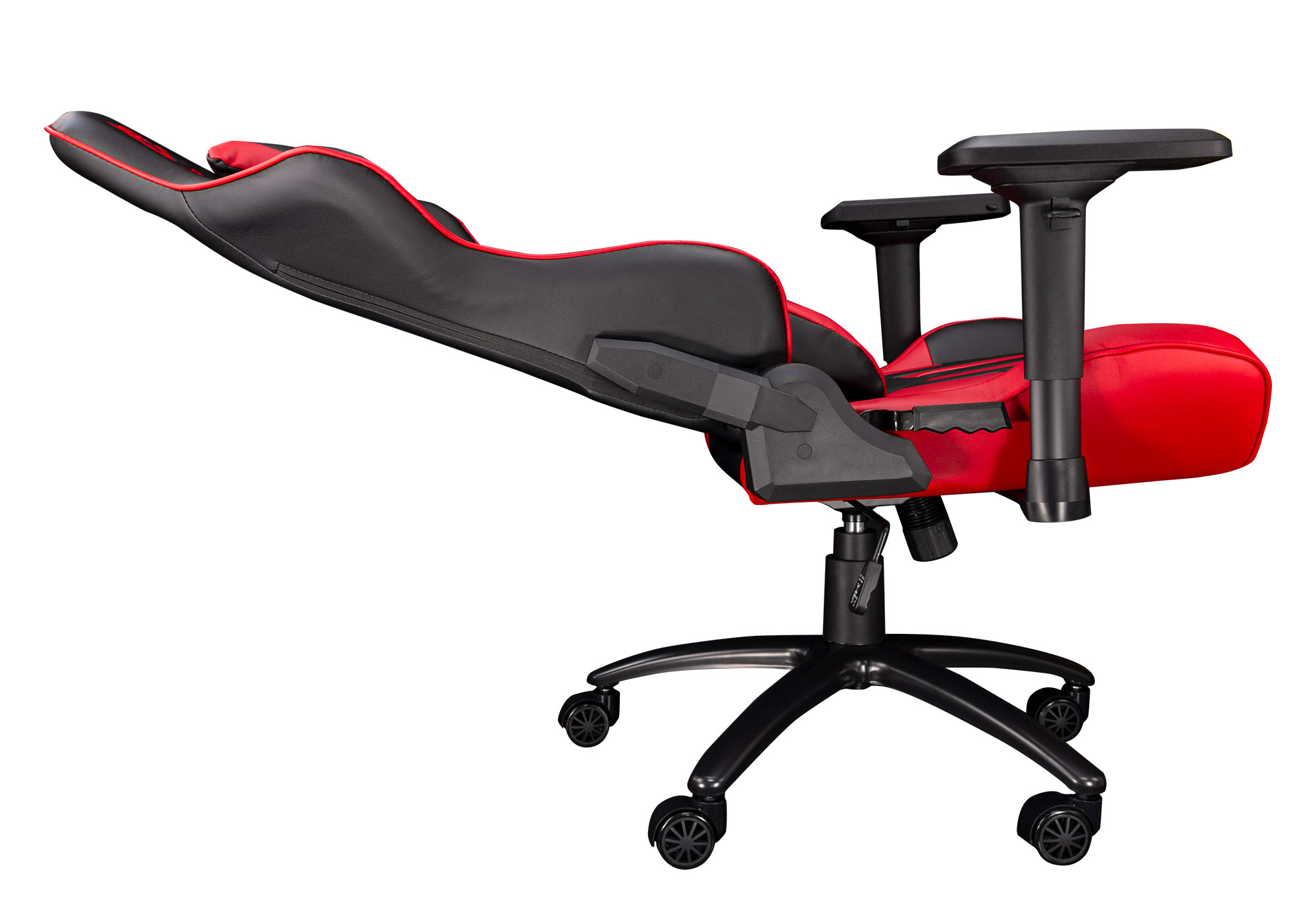 Silla gamer negra y roja con reposabrazos y ruedas sobre fondo blanco.