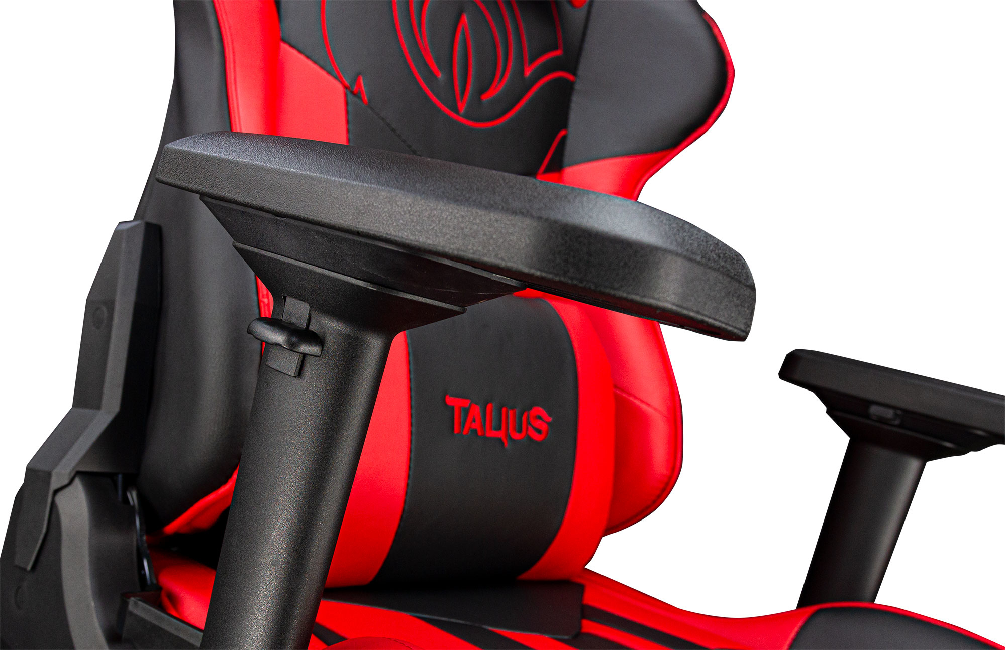 Primer plano de una silla gamer negra y roja con la palabra TALUS en el reposacabezas.
