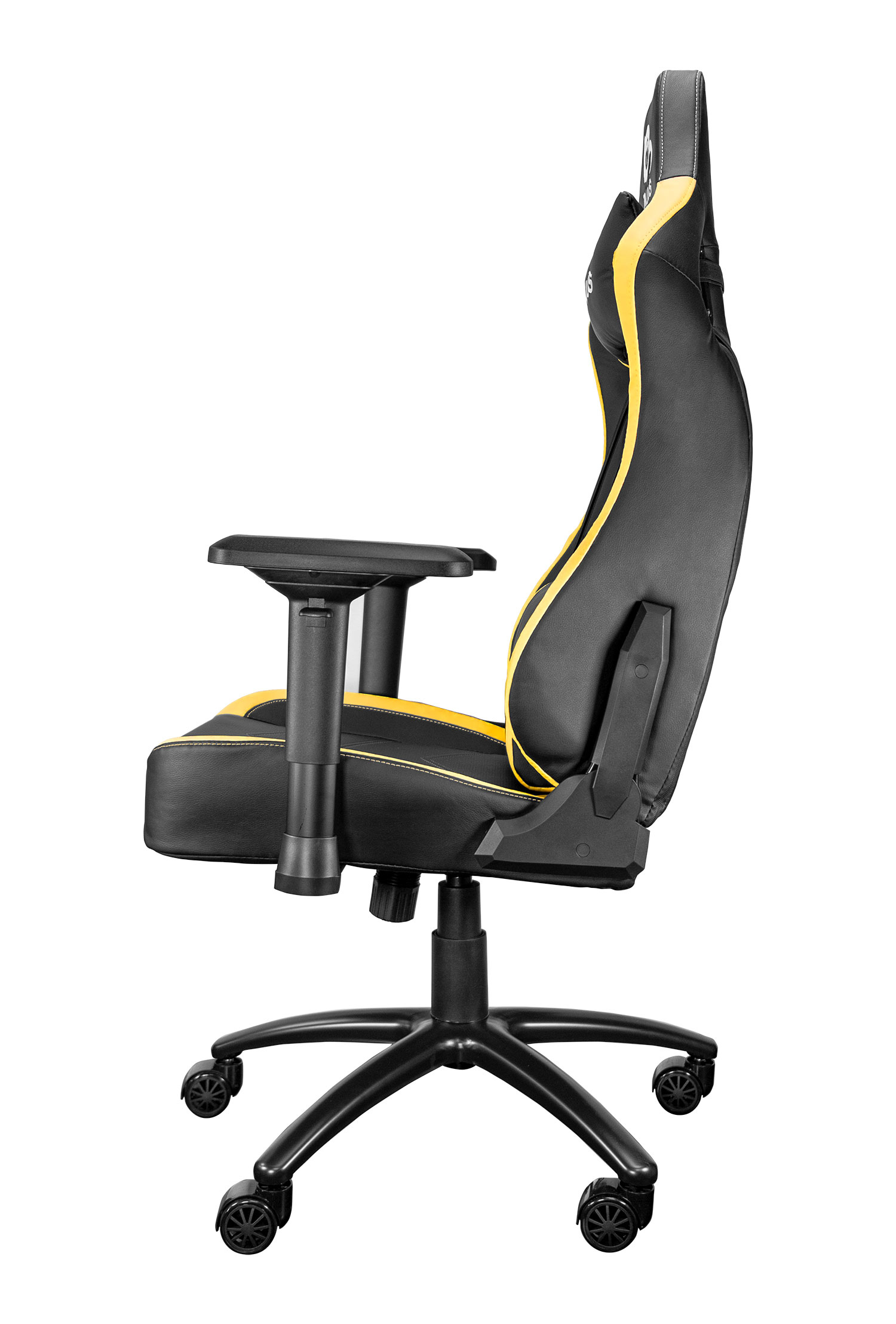 Silla gamer negra y amarilla con reposabrazos ajustables y base con ruedas.