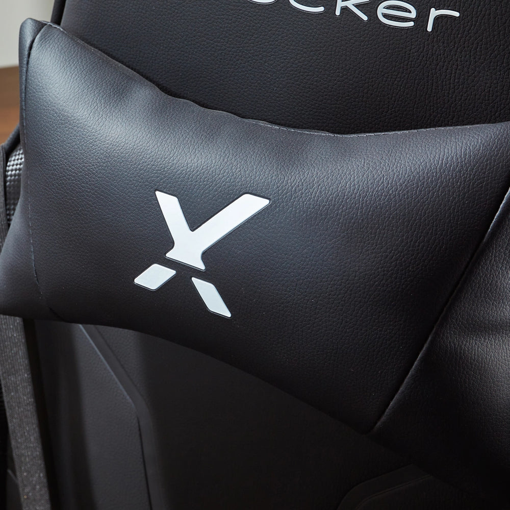 Schwarzer Autositz mit weißem X-Logo auf dem Nackenkissen.