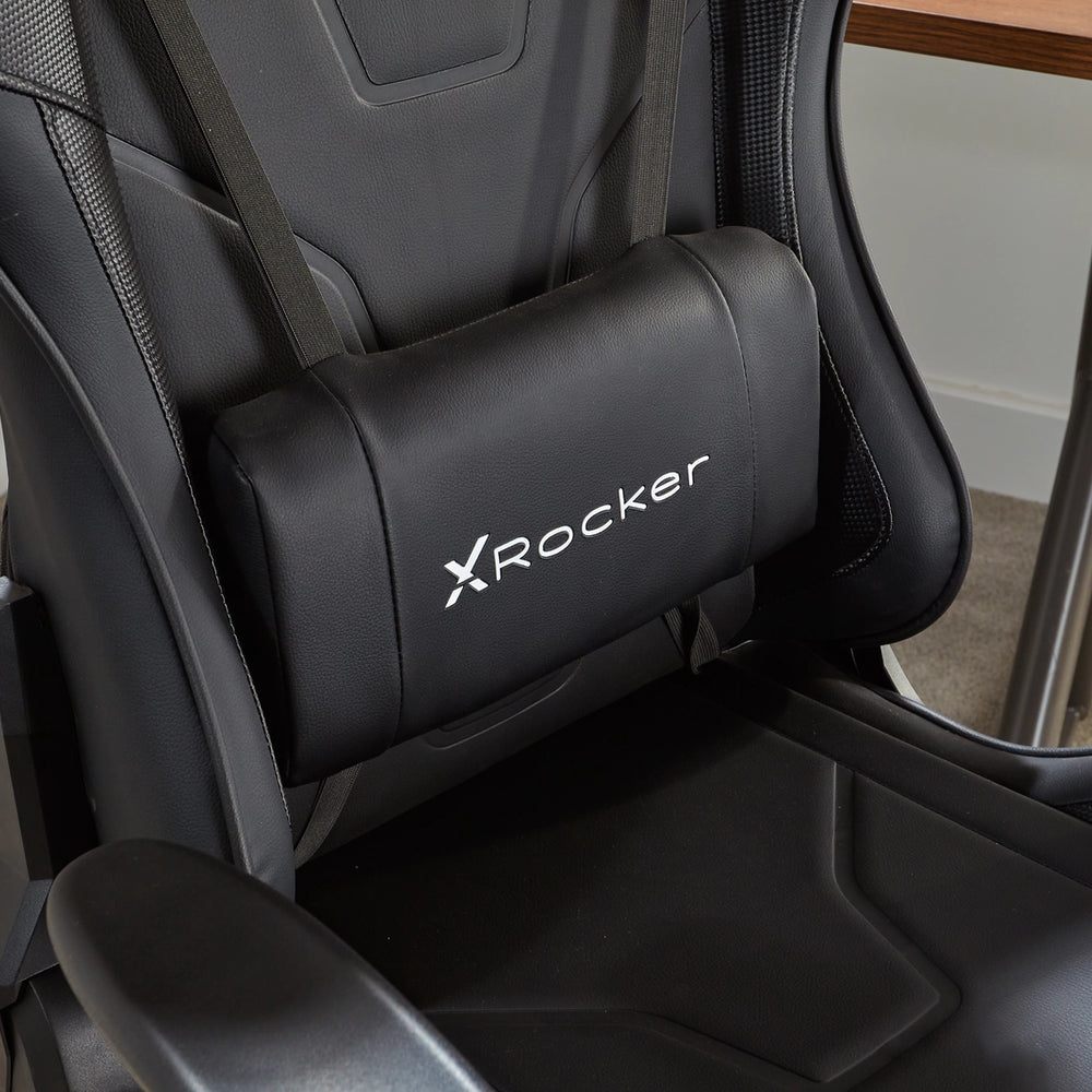 Schwarzer Gamingstuhl mit Lendenkissen und "XRocke"-Logo.