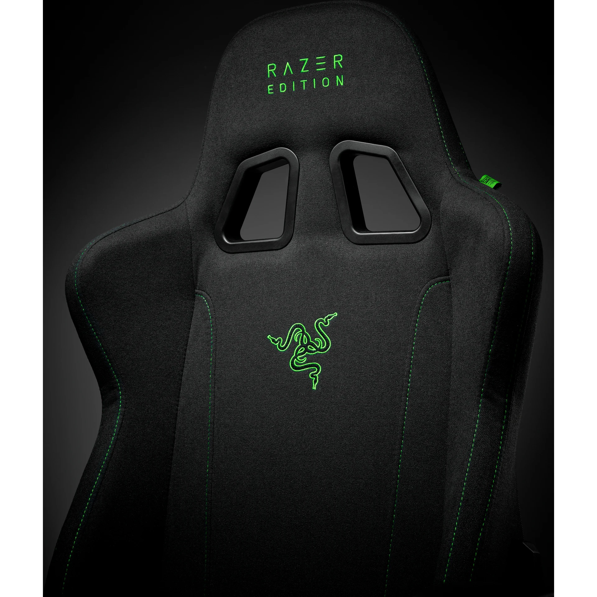 Sedia da gaming nera con cuciture verdi e logo Razer.