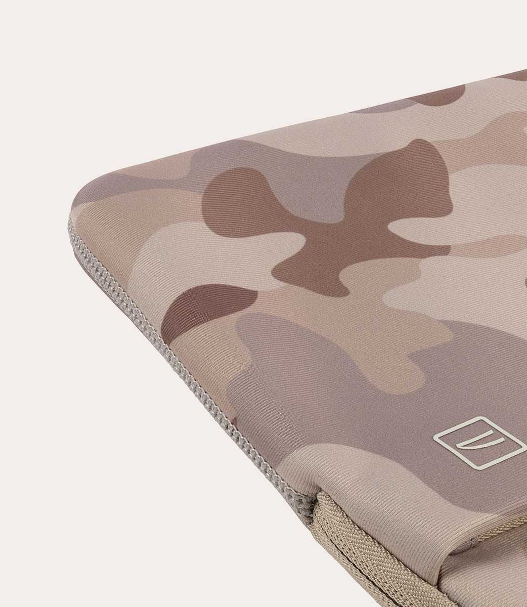 Un estuche con estampado de camuflaje, cremallera y logo.
