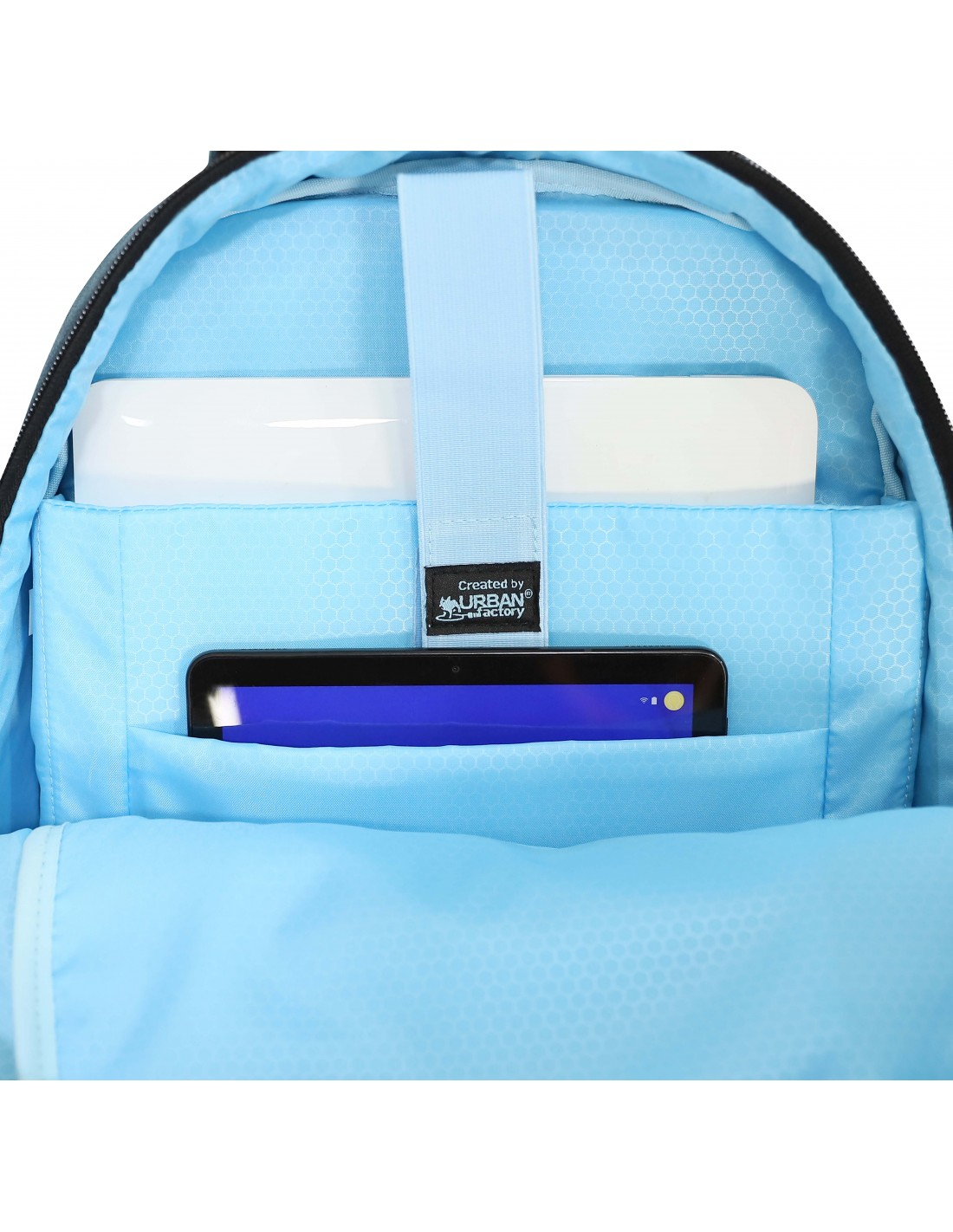 In einem hellblauen Rucksack befindet sich ein Tablet in einer Tasche. Ein weißes flaches Objekt ist darüber.