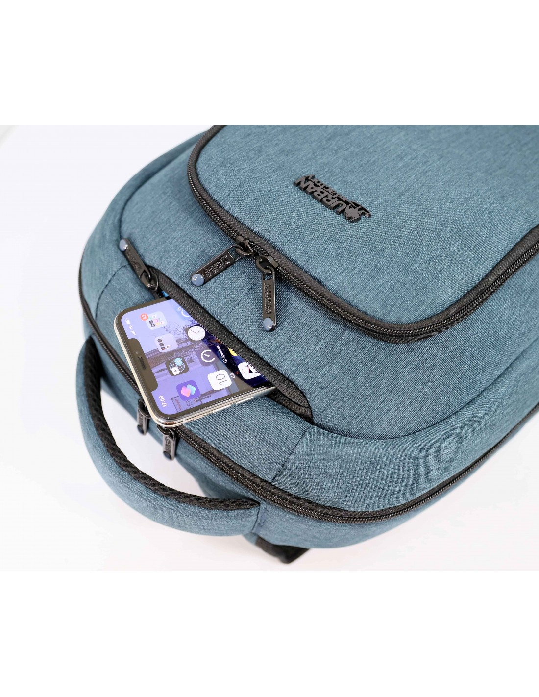 Ein blauer Rucksack mit einem Smartphone, das aus einer Reißverschlusstasche lugt.