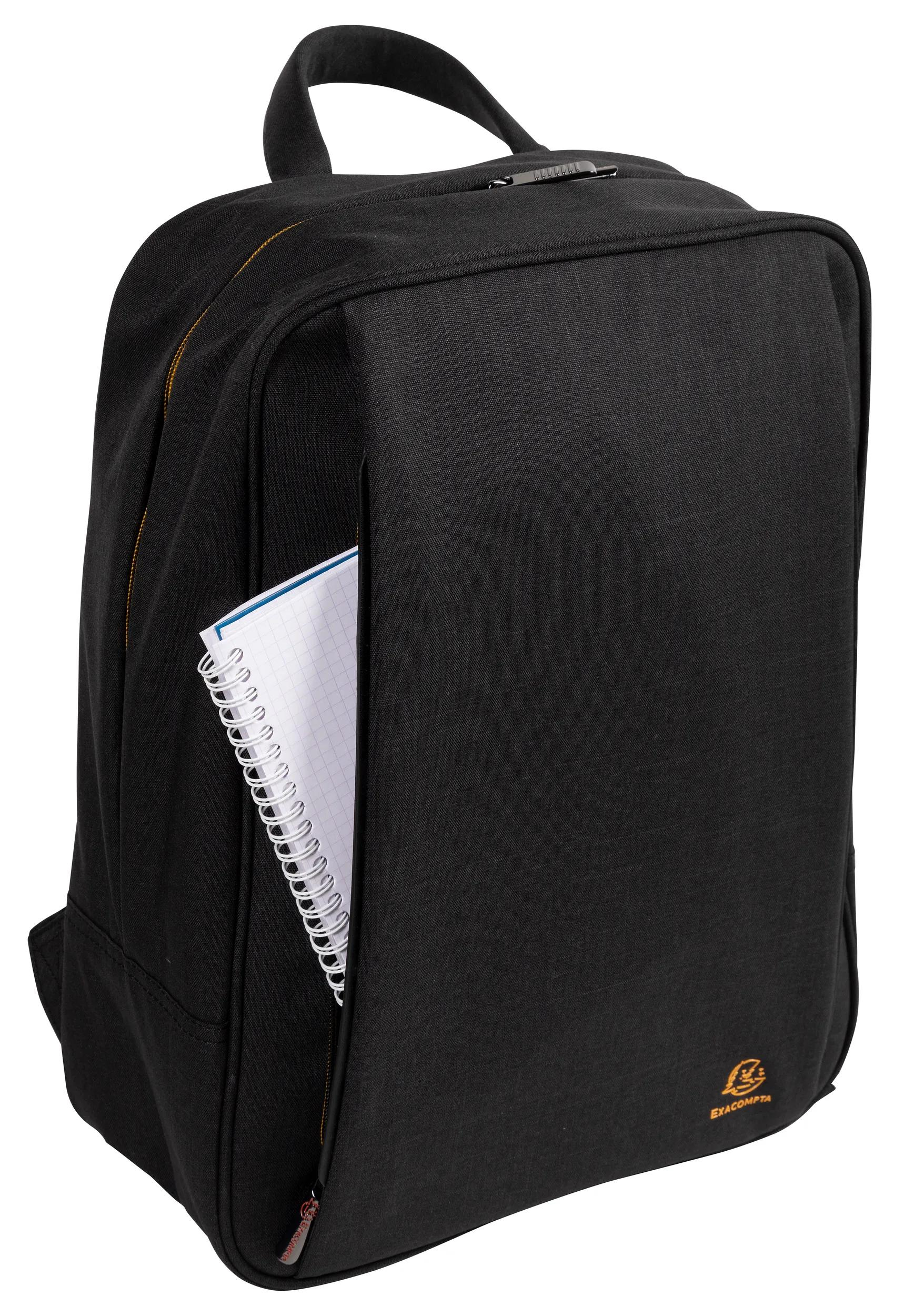 Uno zaino nero con un quaderno che spunta da una tasca anteriore.
