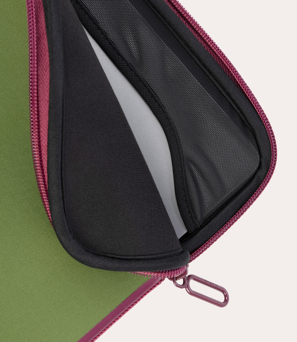 Custodia verde per laptop con cerniera e tasca in rete nera.