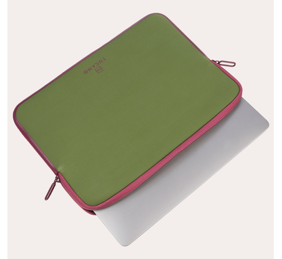 Custodia verde per laptop con cerniera rosa, che racchiude parzialmente un laptop argentato.