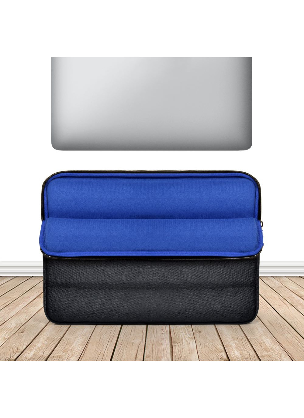 Une housse d'ordinateur portable noire ouverte avec doublure intérieure bleue sur planches.