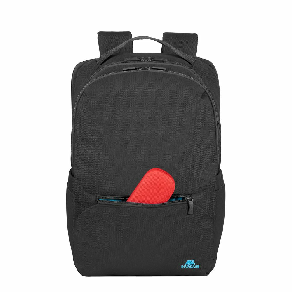 Schwarzer Rucksack mit Reißverschlusstasche vorne, in der eine rote Hülle steckt.