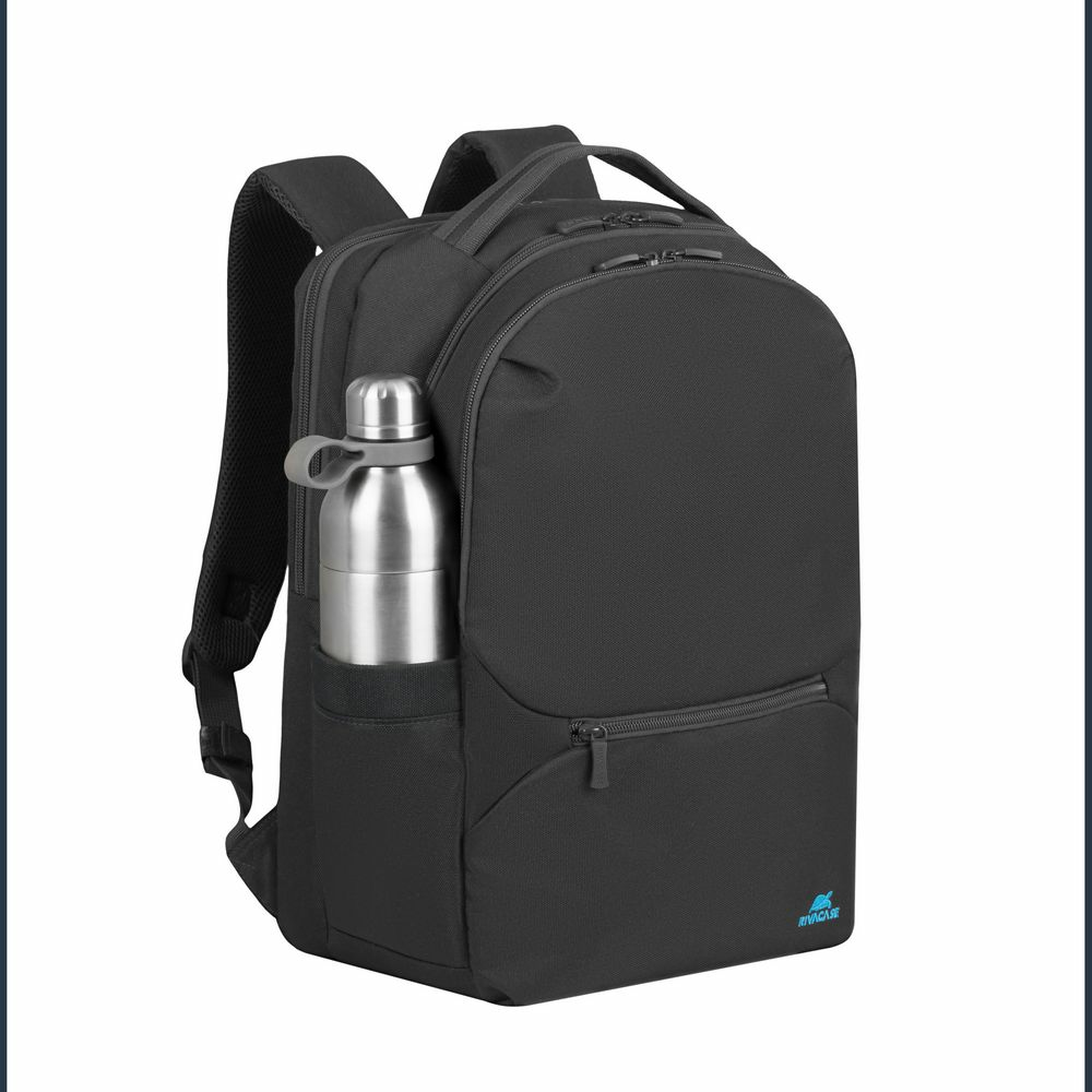 Ein schwarzer Rucksack mit einer silbernen Wasserflasche in der Seitentasche.