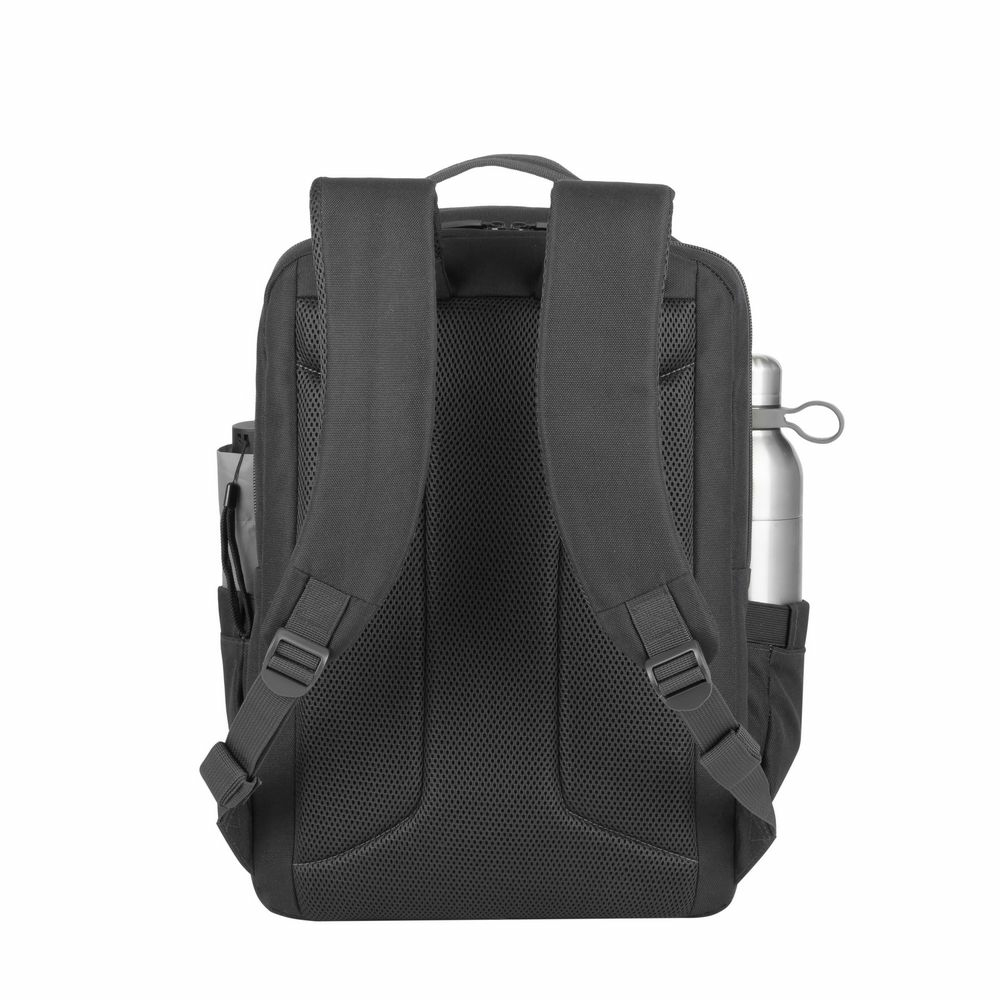 Schwarzer Rucksack mit silberner Wasserflasche im Seitenfach und gepolsterten Trägern.