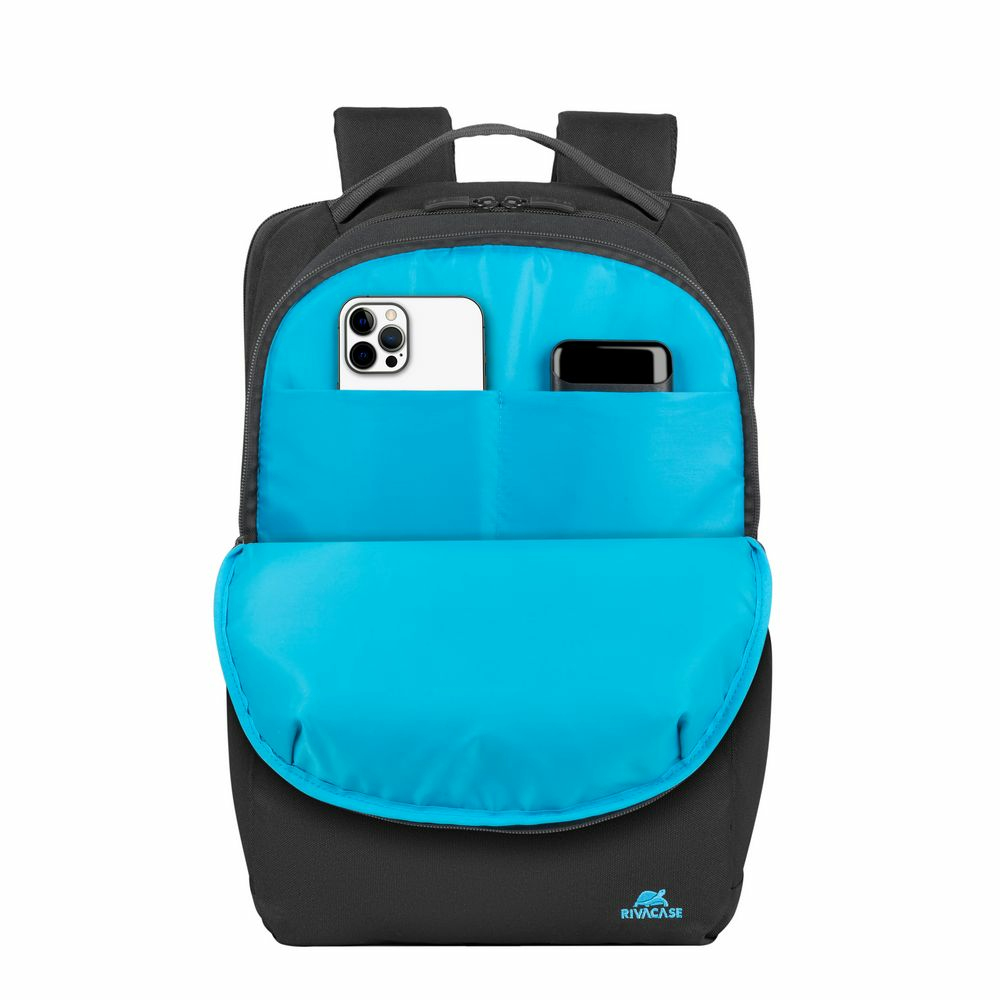 Schwarzer Rucksack mit geöffnetem Fach, Handy und Kopfhörern darin.