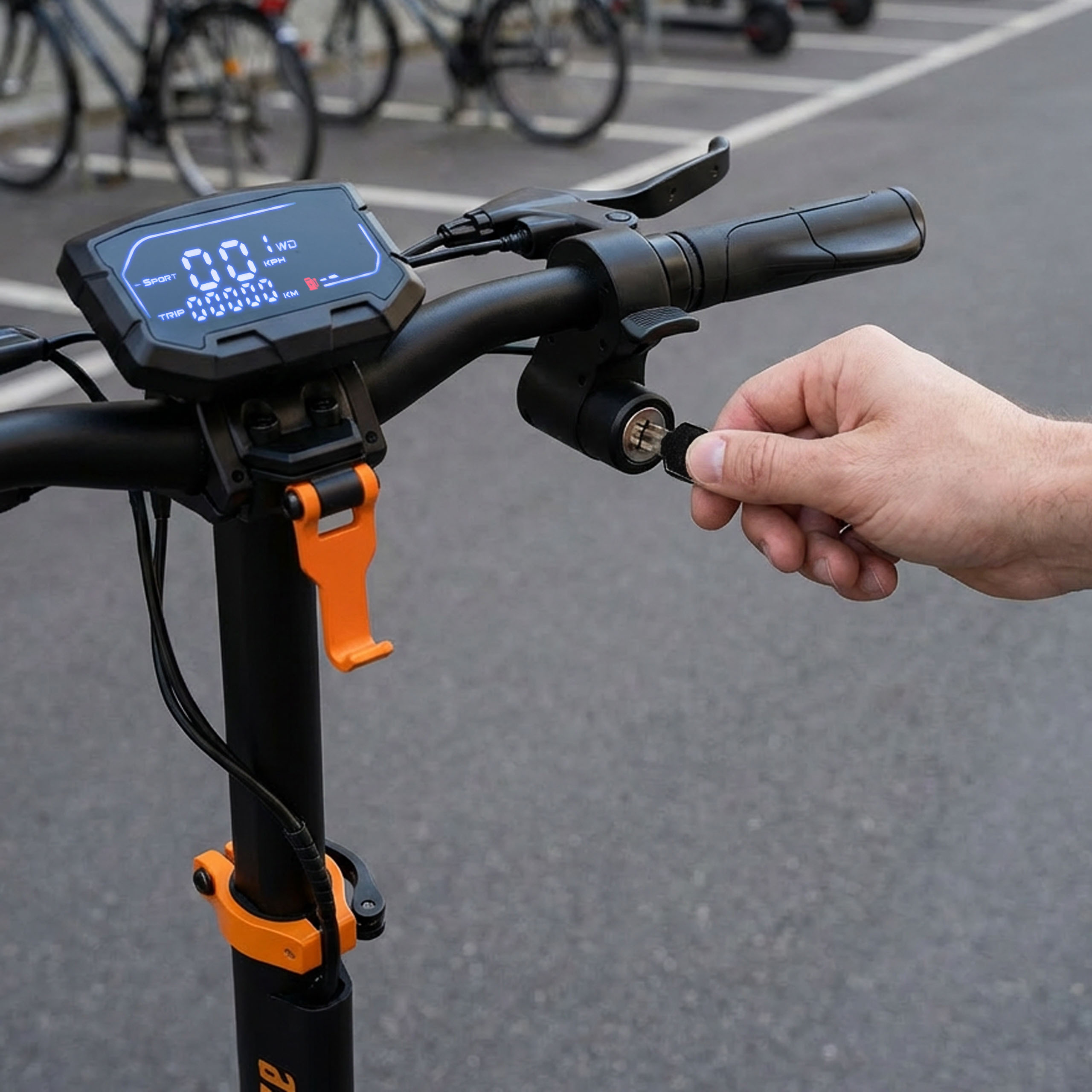 Mężczyzna wkłada kluczyk do stacyjki hulajnogi elektrycznej z cyfrowym wyświetlaczem.