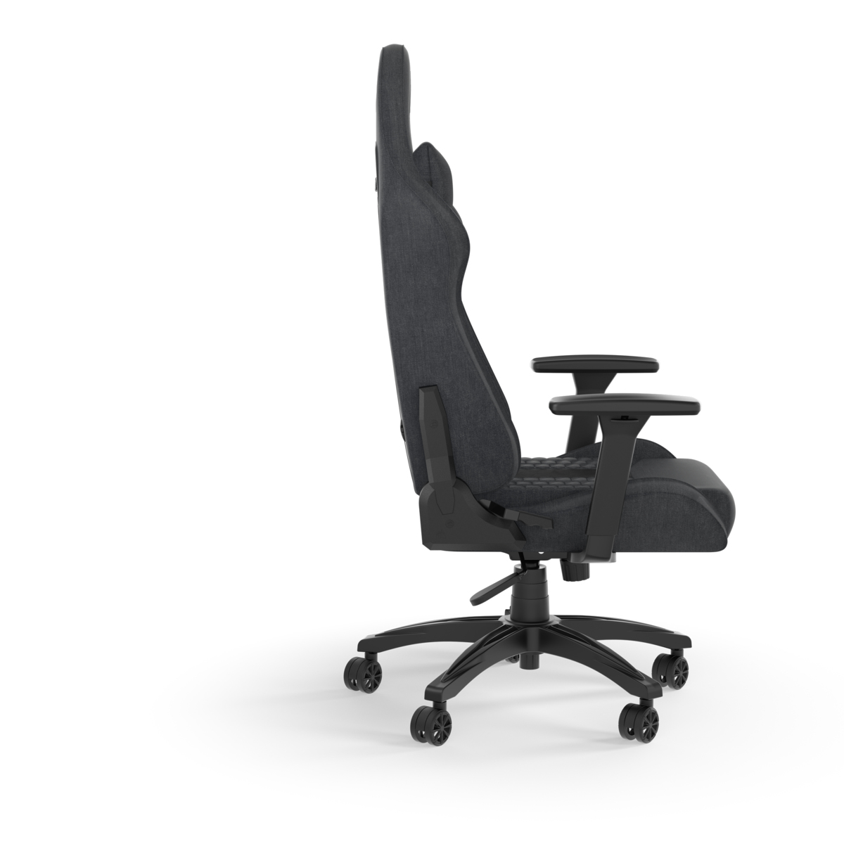 Dunkelgrauer Gaming-Stuhl mit Armlehnen und Rollen, Seitenansicht.