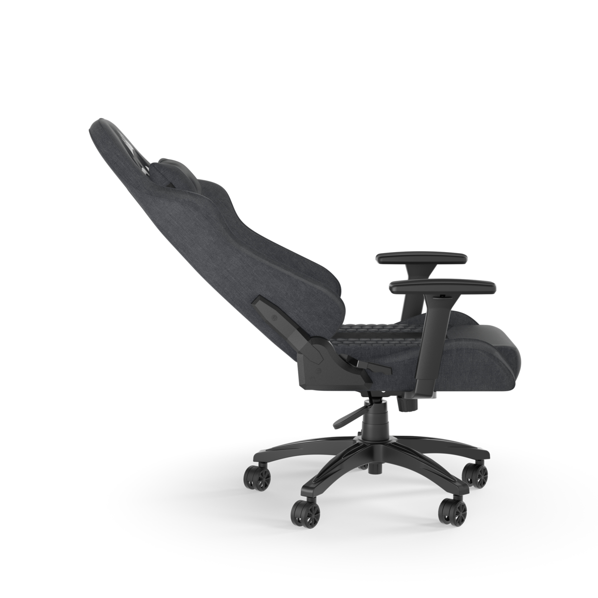 Ein dunkler Gaming-Stuhl mit Armlehnen und Rollen auf weißem Hintergrund.