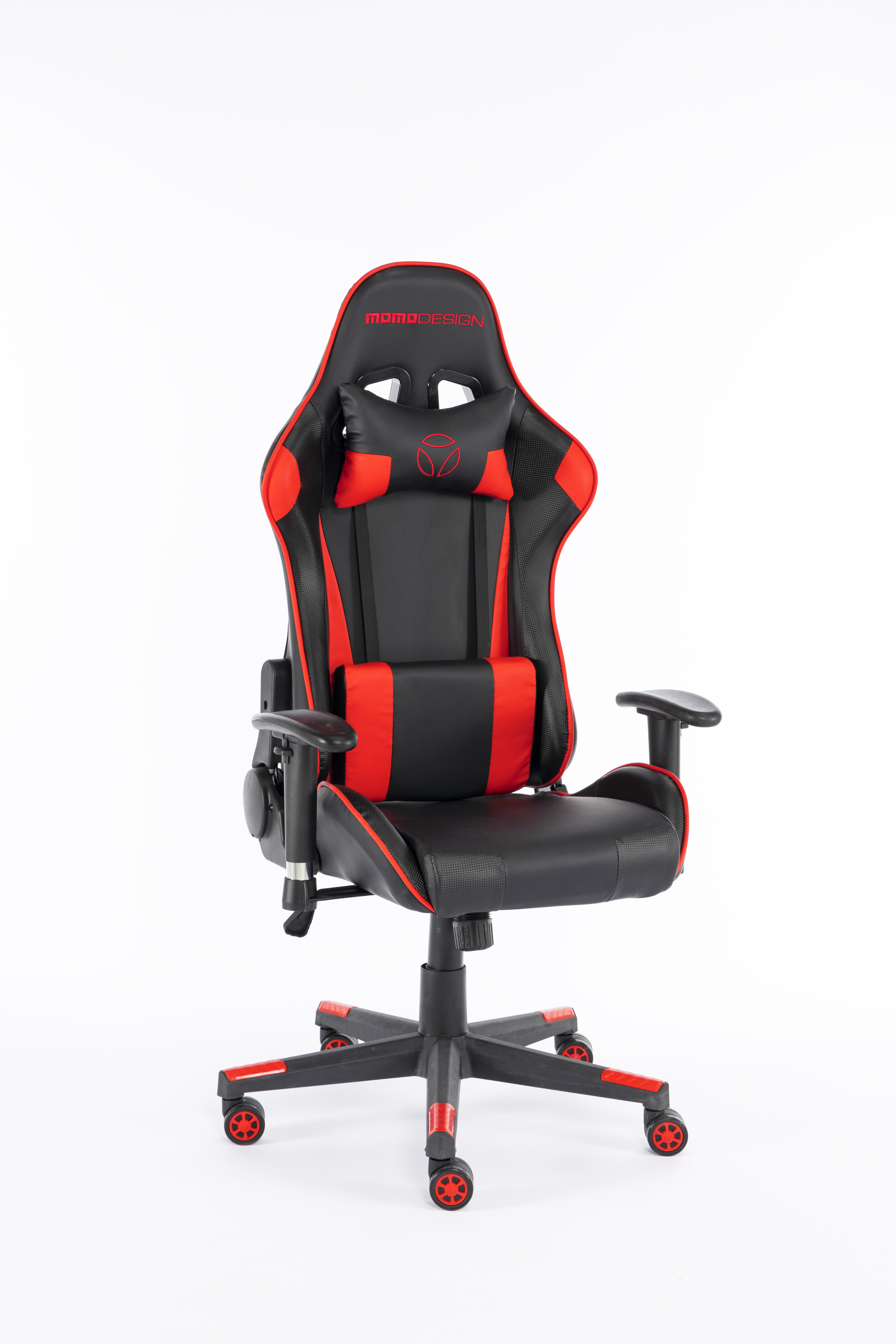 Ein schwarzer und roter Gaming-Stuhl mit MomoDesign-Logo auf weißem Hintergrund.