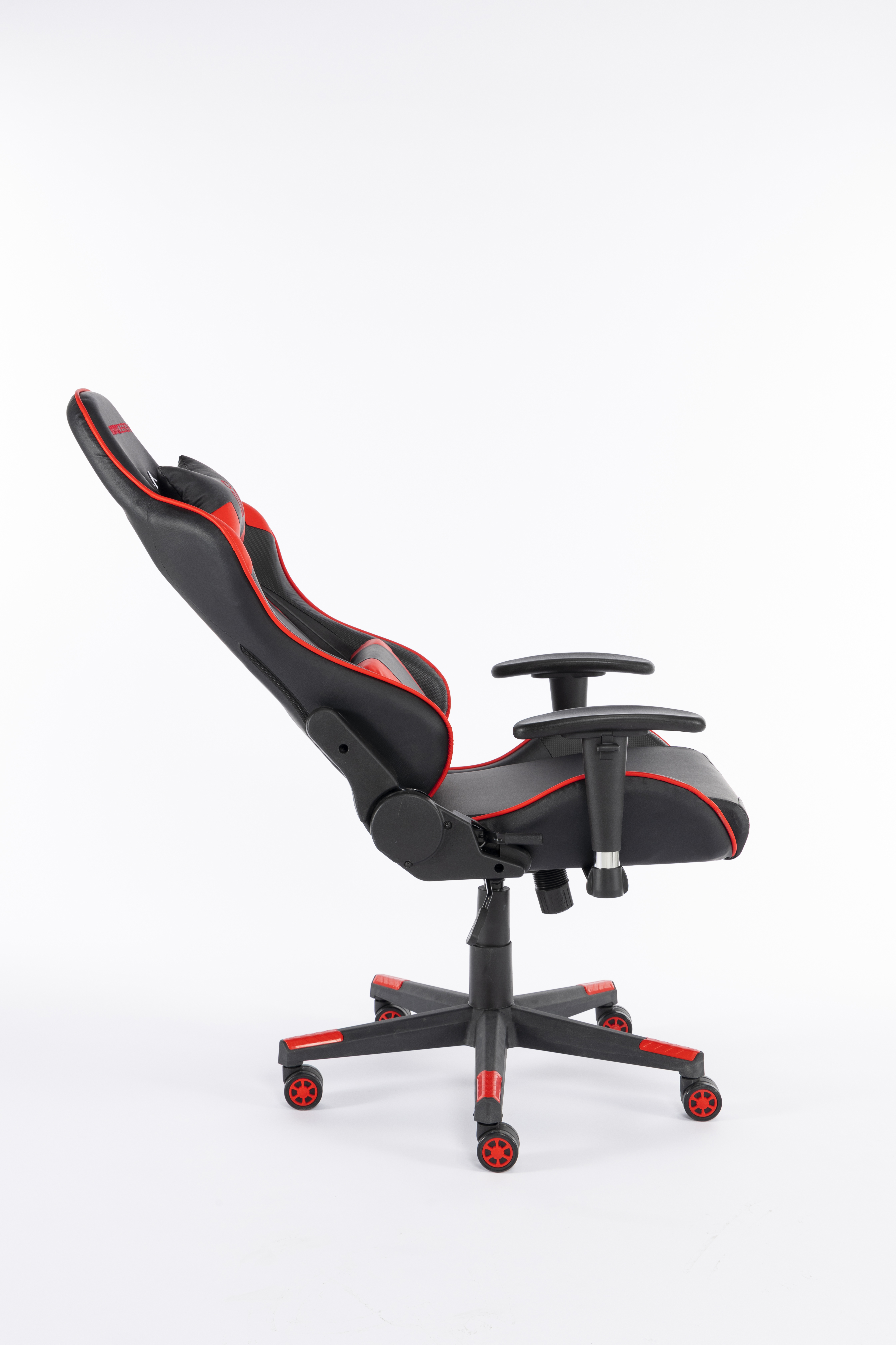 Ein schwarzer Gaming-Stuhl mit roten Akzenten auf weißem Hintergrund.