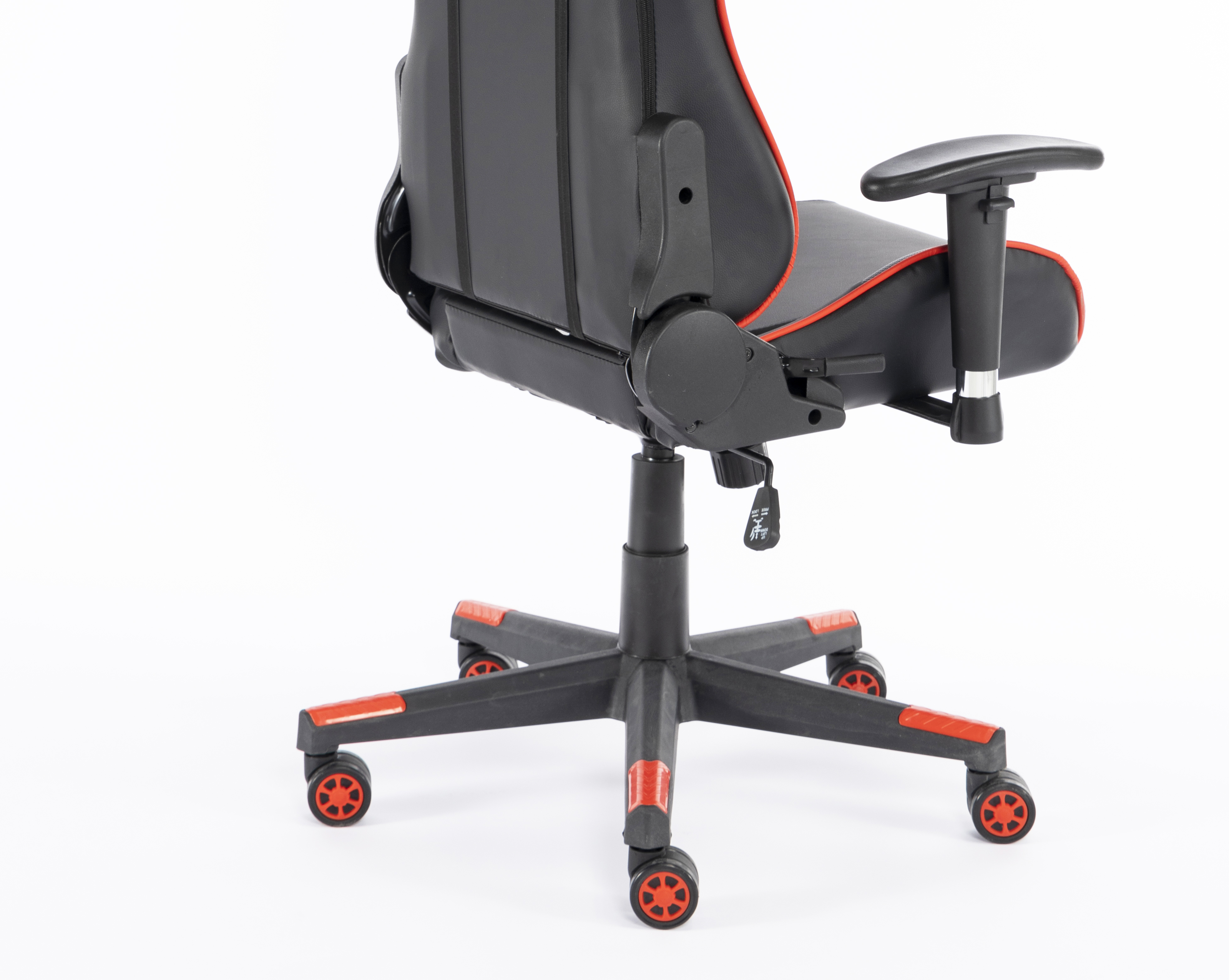 Schwarzer Gaming-Stuhl mit roten Akzenten und Rollen.