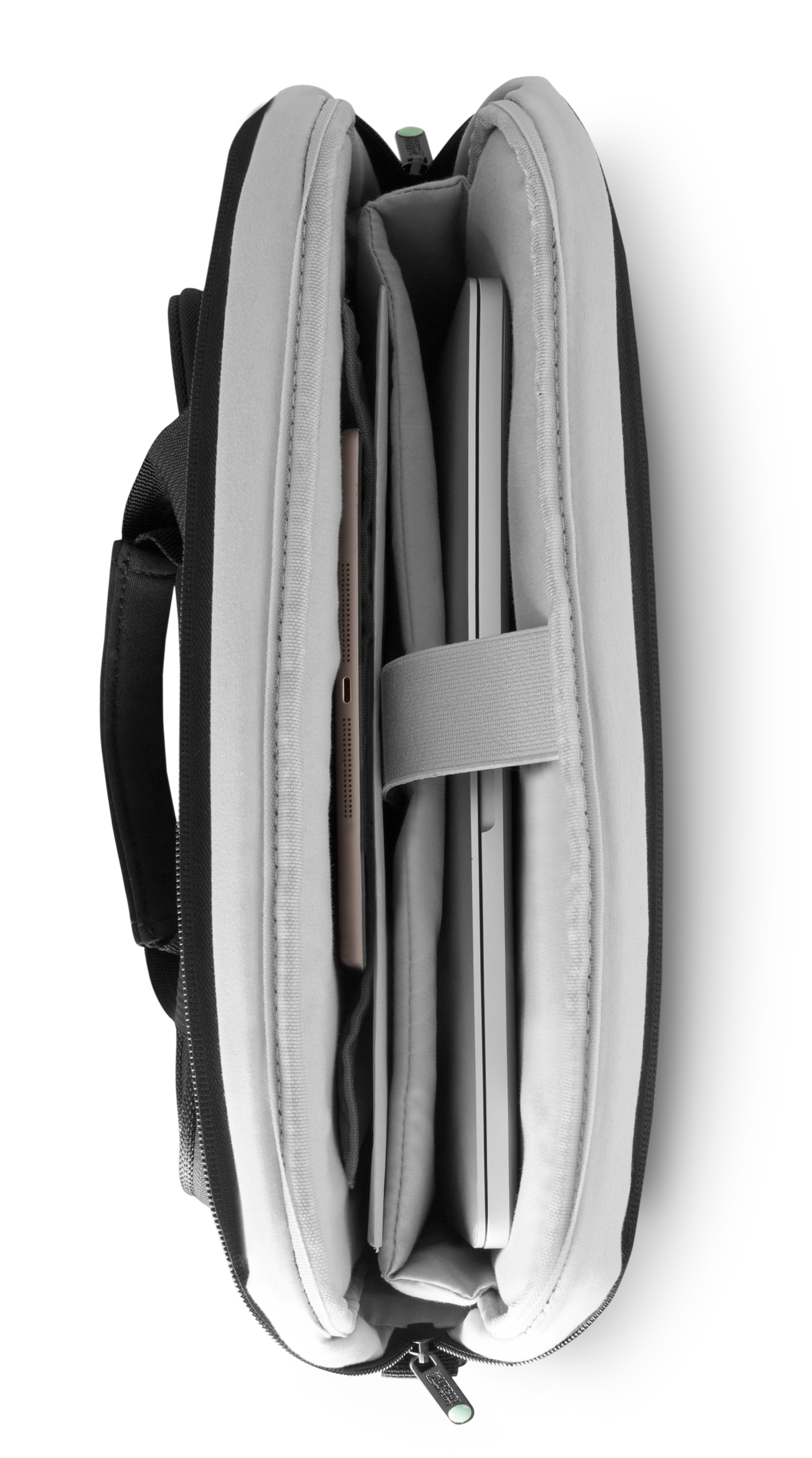 Offene schwarze Tasche mit Laptop und Tablet im Inneren, auf weißem Hintergrund.