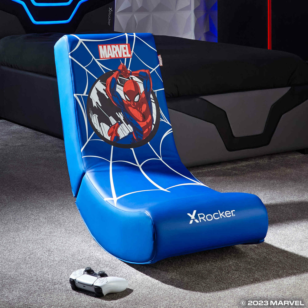 Ein blauer Gaming-Stuhl mit Spiderman-Motiv, daneben ein Controller.