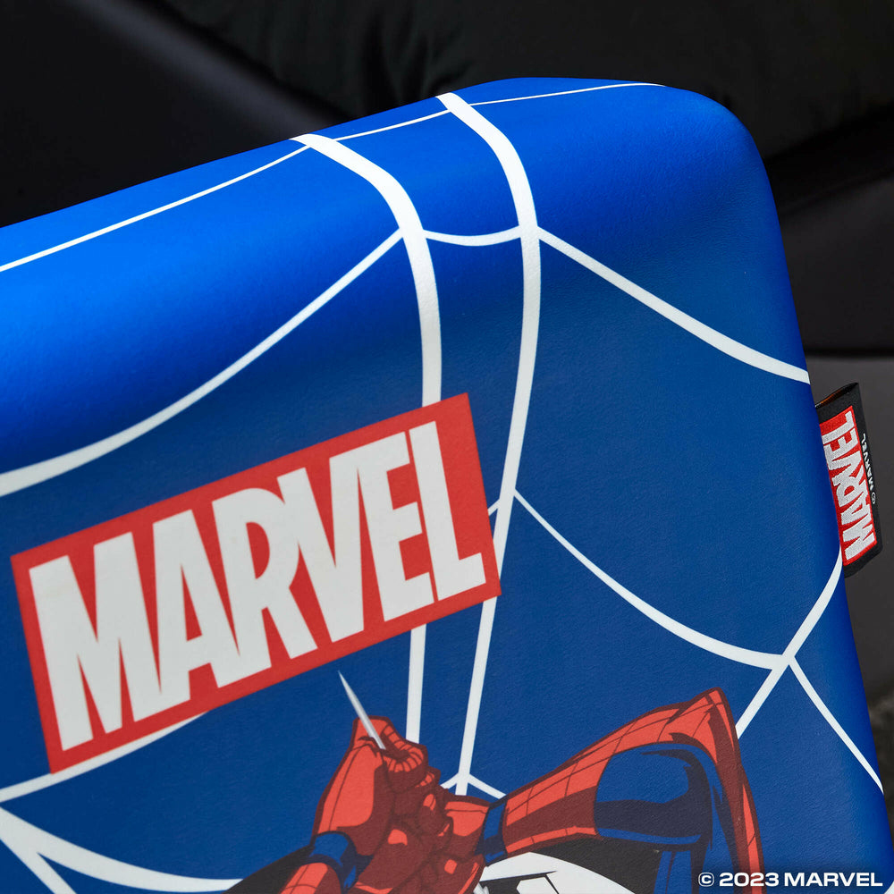 Blaue Oberfläche mit weißem Netzmuster. Marvel-Logo & Spiderman-Grafik.