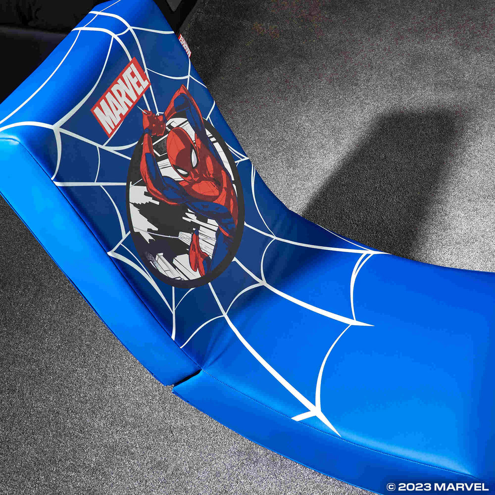 Blauer Sessel mit Spiderman-Aufdruck und Netzmuster. Copyright 2023 Marvel.