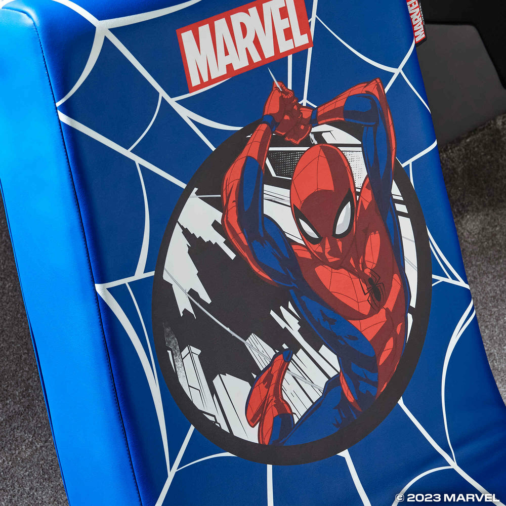 Blauer Stoff mit Marvel-Logo und Spiderman-Motiv. Spiderman in Aktion vor Stadtsilhouette.