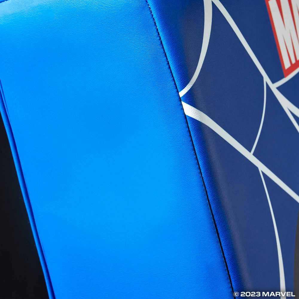 Blaue Oberfläche mit weißem Spinnennetzmuster und rotem MARVEL-Logo.