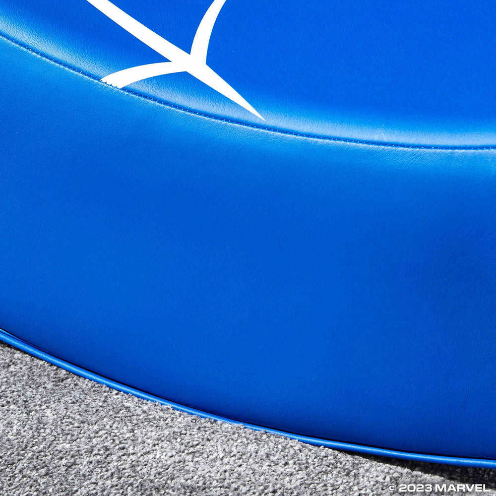 Ein blauer Sitz mit einem weißen Sternsymbol, auf grauem Teppich.