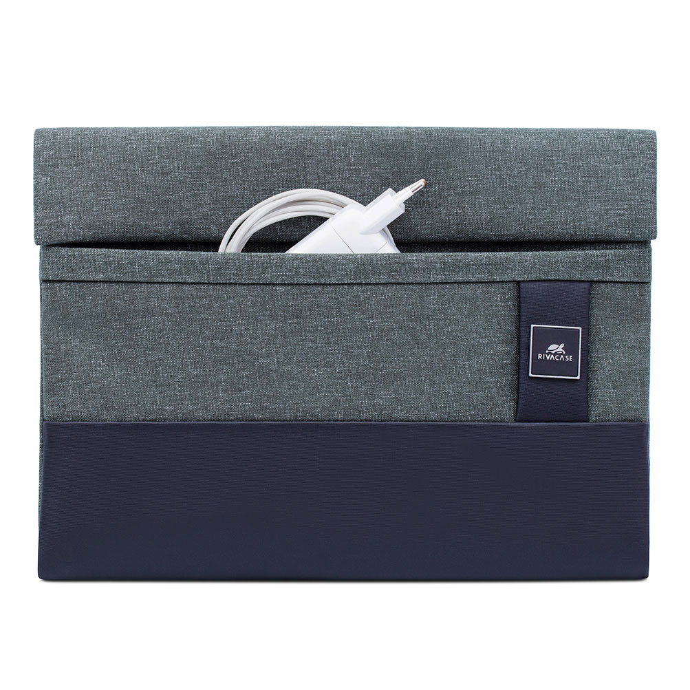 Una custodia per laptop grigio e blu navy con un caricabatterie bianco e cavo nella tasca frontale.