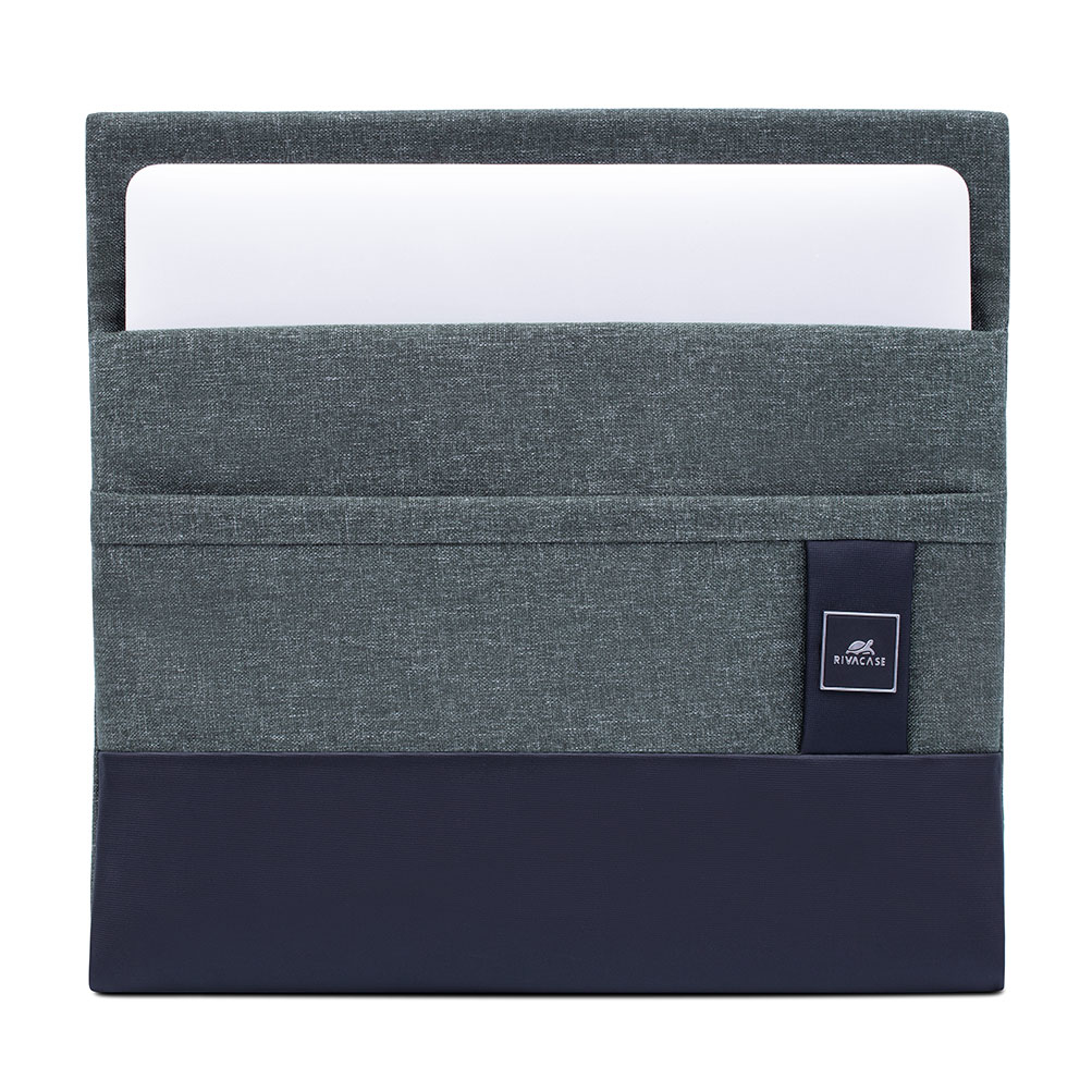 Custodia grigia per laptop con fondo blu scuro e un laptop.