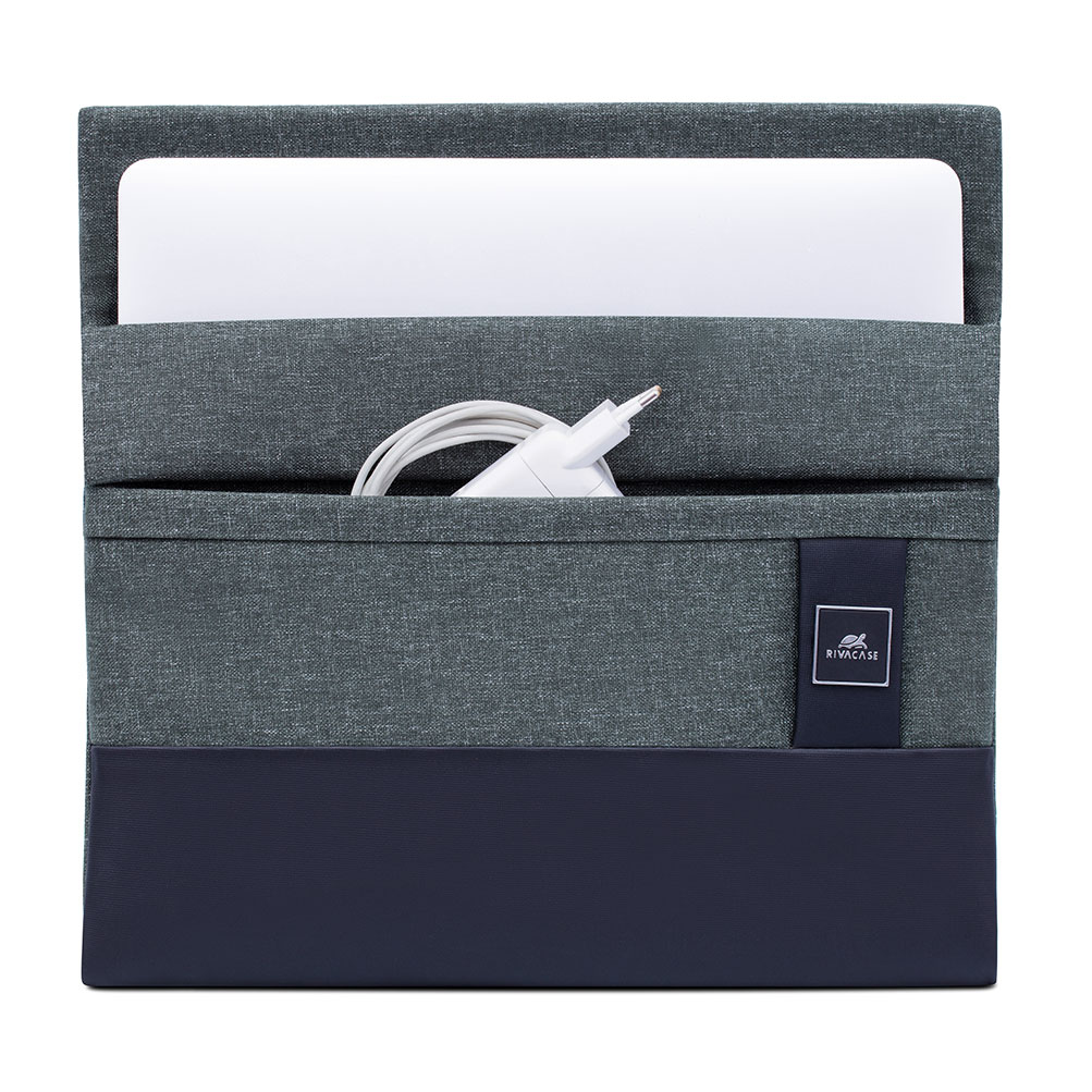 Custodia grigia per laptop con caricatore bianco nella tasca anteriore. Fondo blu navy.