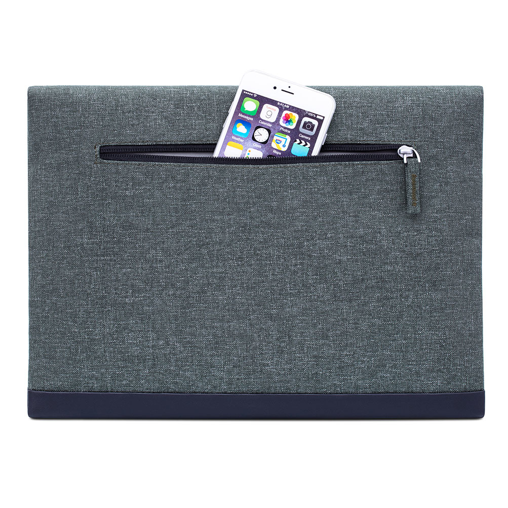 Pouch grigio in tessuto con tasca con zip e smartphone bianco.