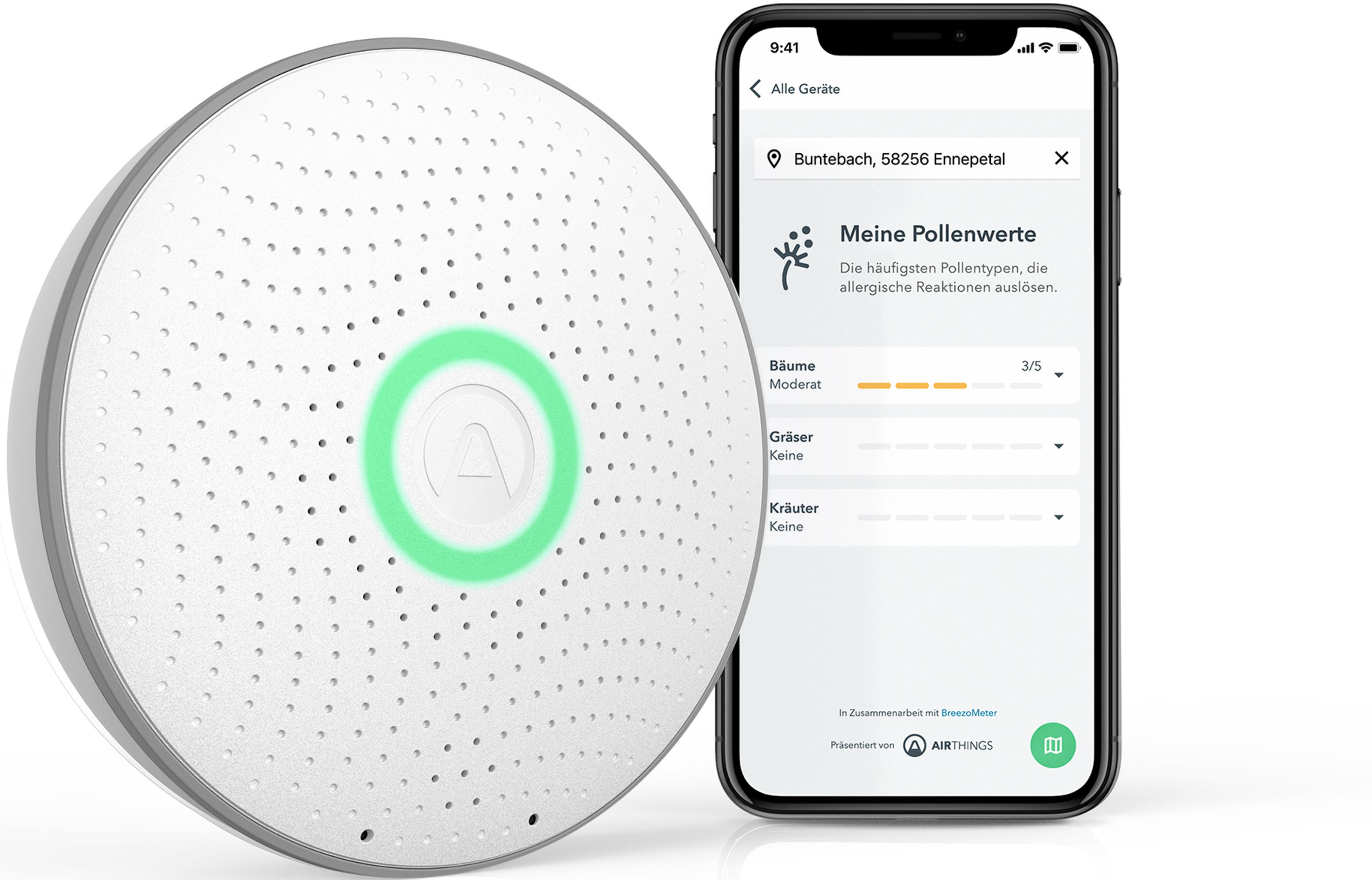Ein weißes Gerät mit grüner LED und ein Smartphone zeigen Pollenwerte an.