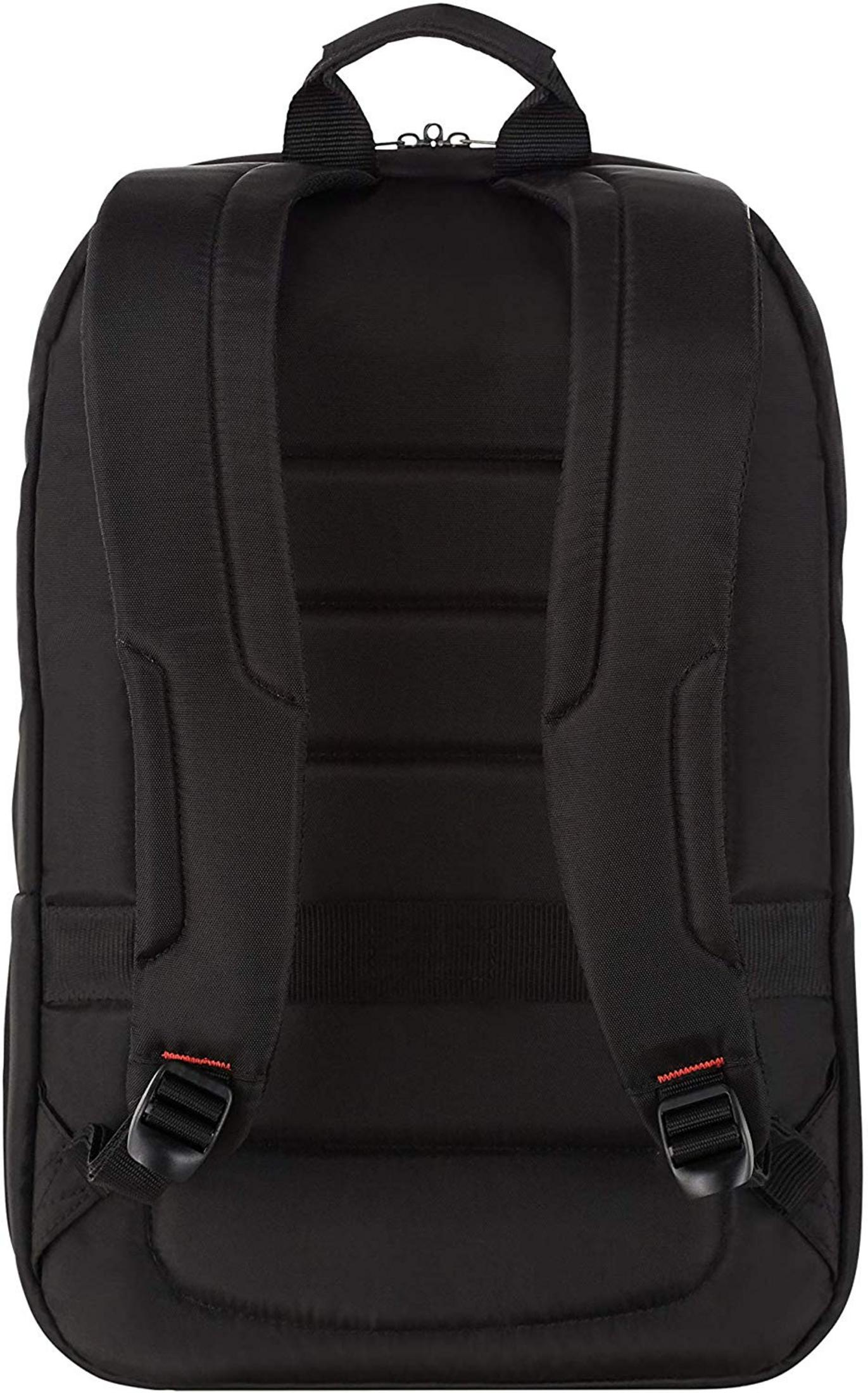 Mochila negra con correas acolchadas y hebillas.