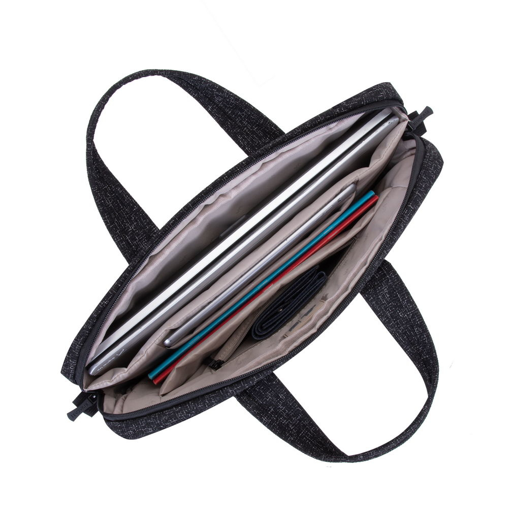 Borsa nera con laptop, tablet, cartelle rosse e blu e portafoglio all'interno.